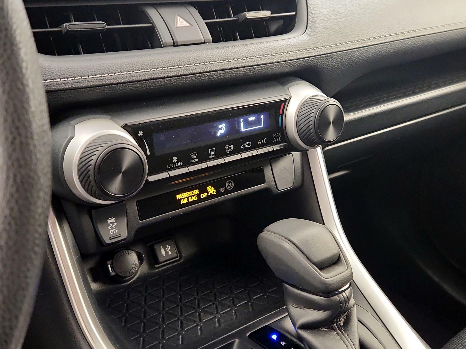 Thumbnail: 2019 Toyota RAV4 - 16