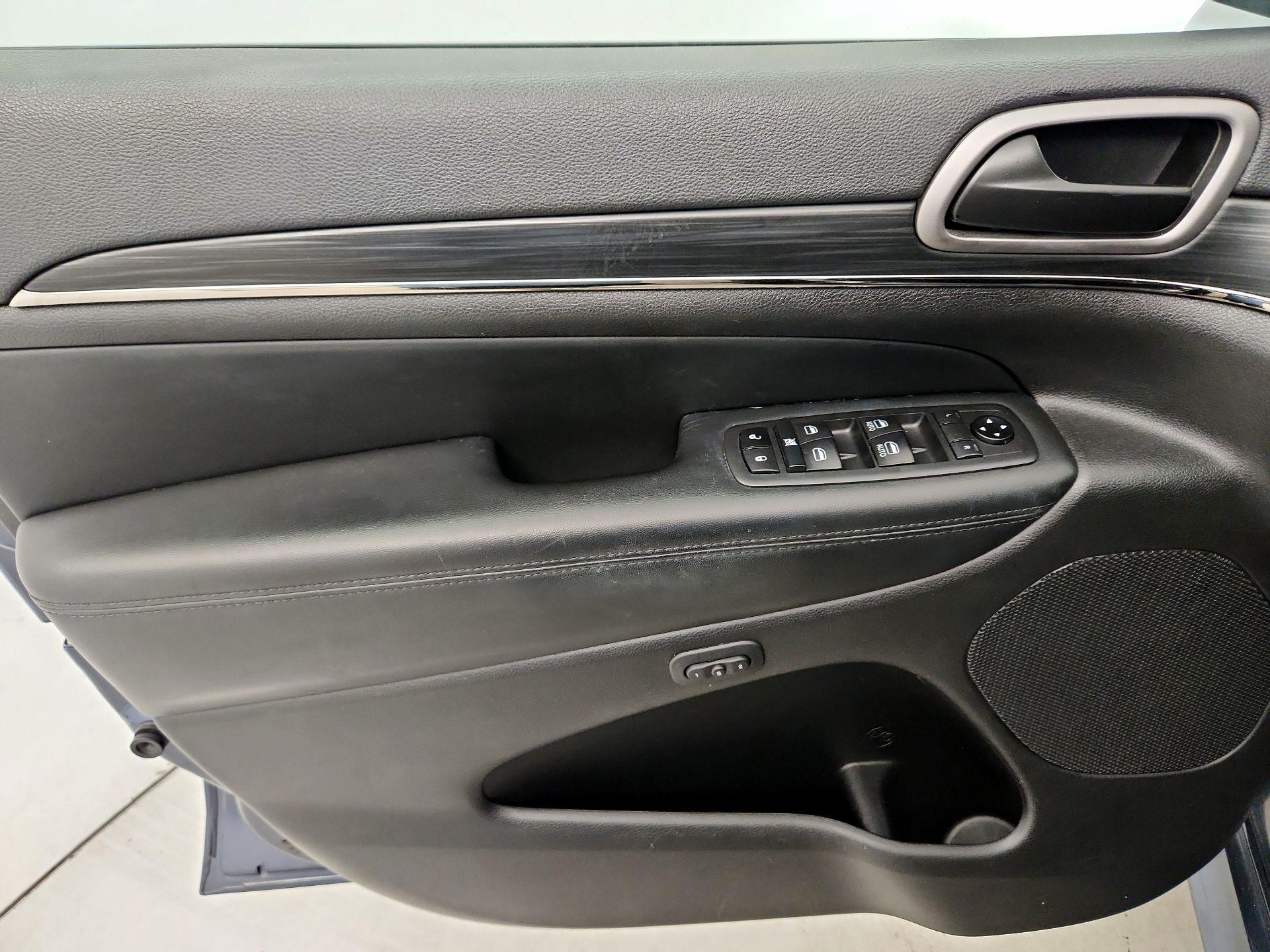 Thumbnail: 2020 Jeep Grand Cherokee - 12