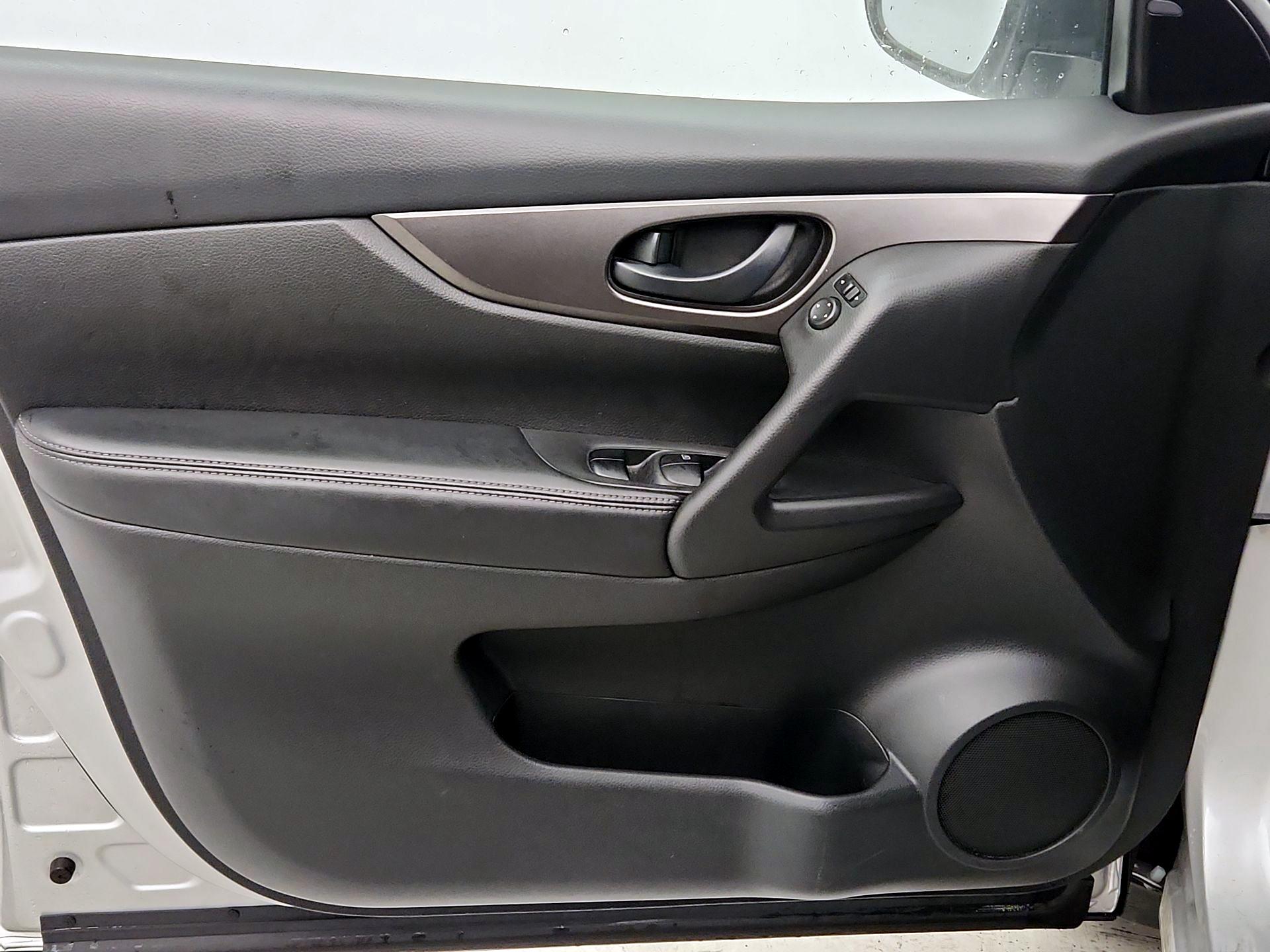 Thumbnail: 2018 Nissan Rogue Sport - 12