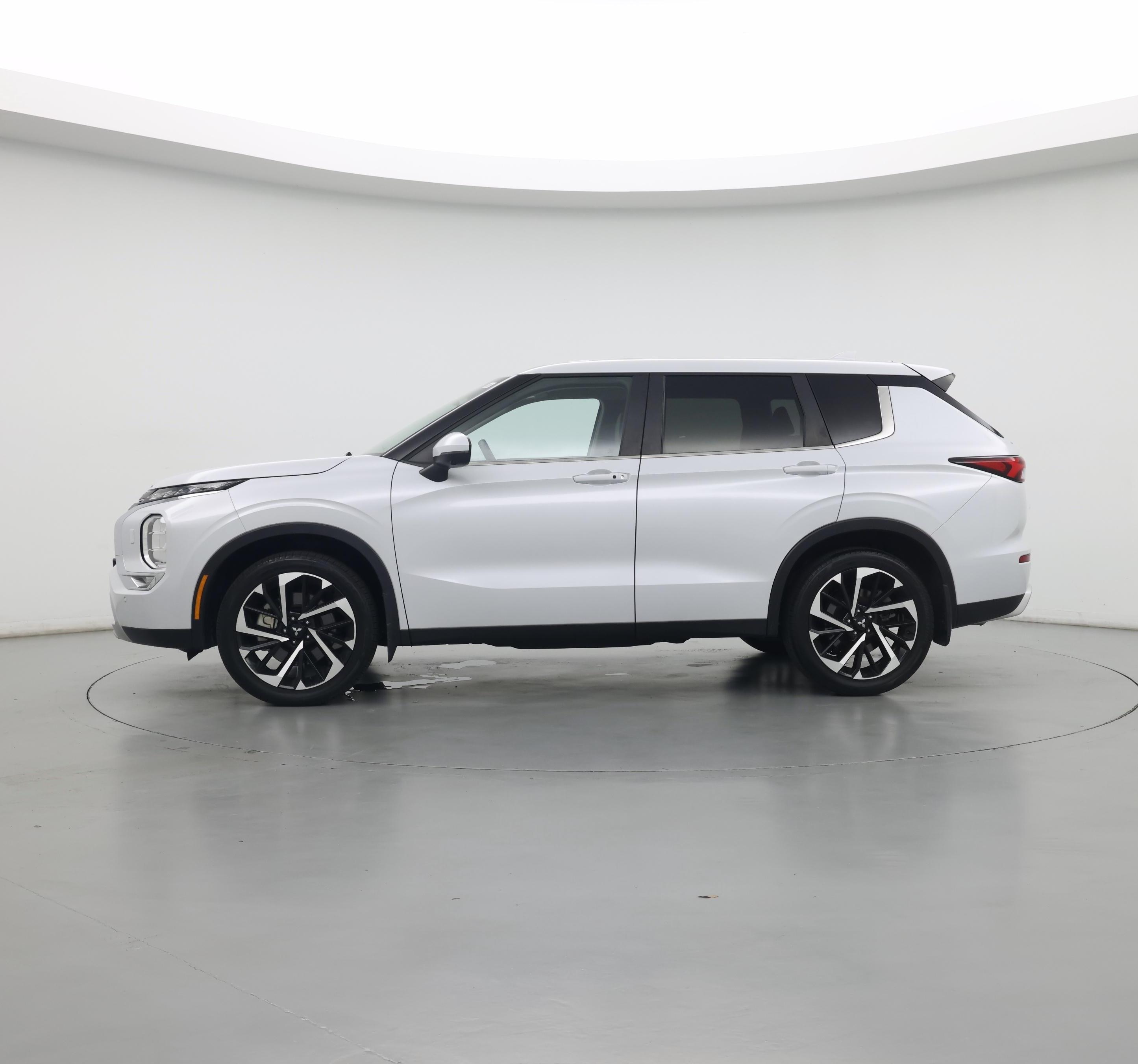 Thumbnail: 2024 Mitsubishi Outlander - 3