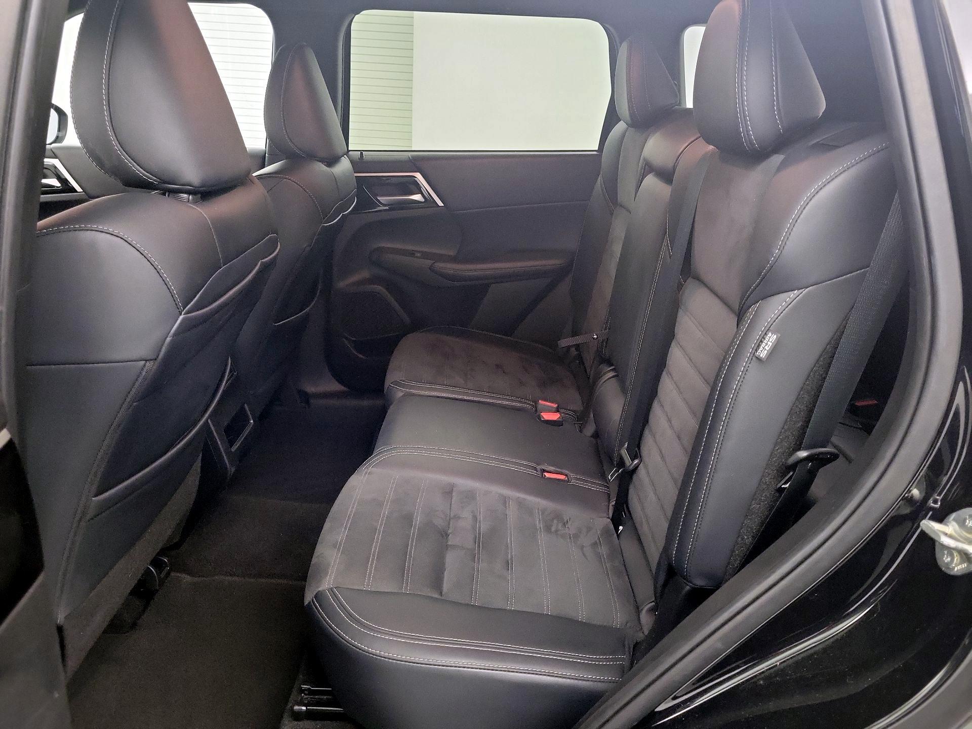 Thumbnail: 2024 Mitsubishi Outlander - 17