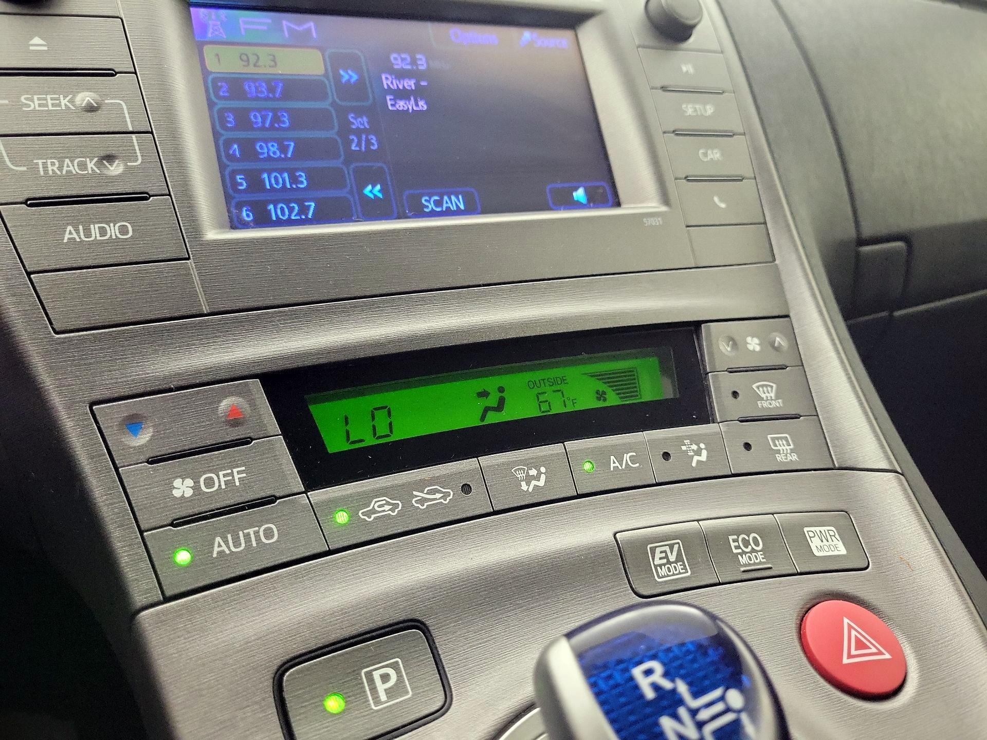Thumbnail: 2015 Toyota Prius - 16