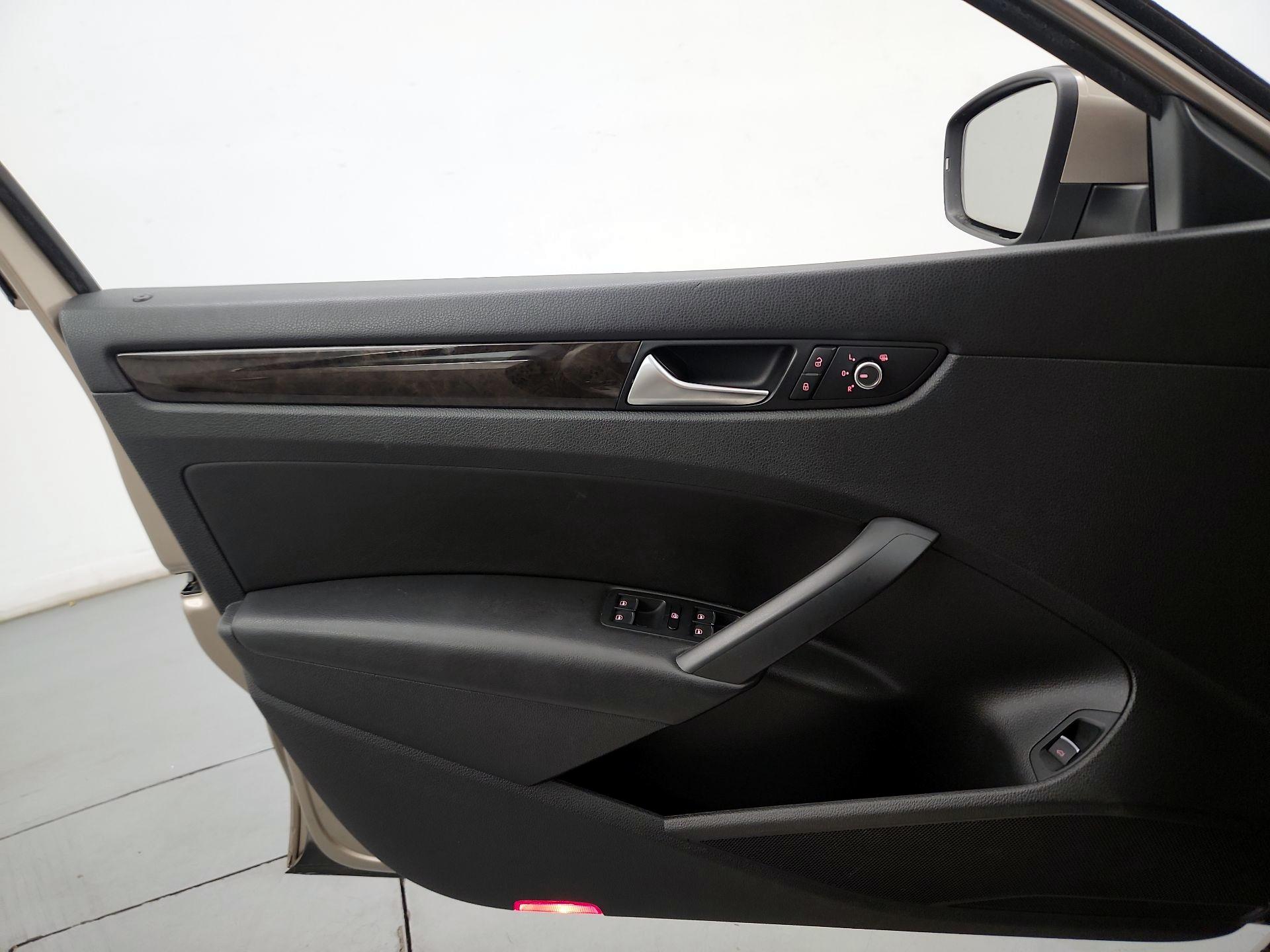 Thumbnail: 2015 Volkswagen Passat - 12