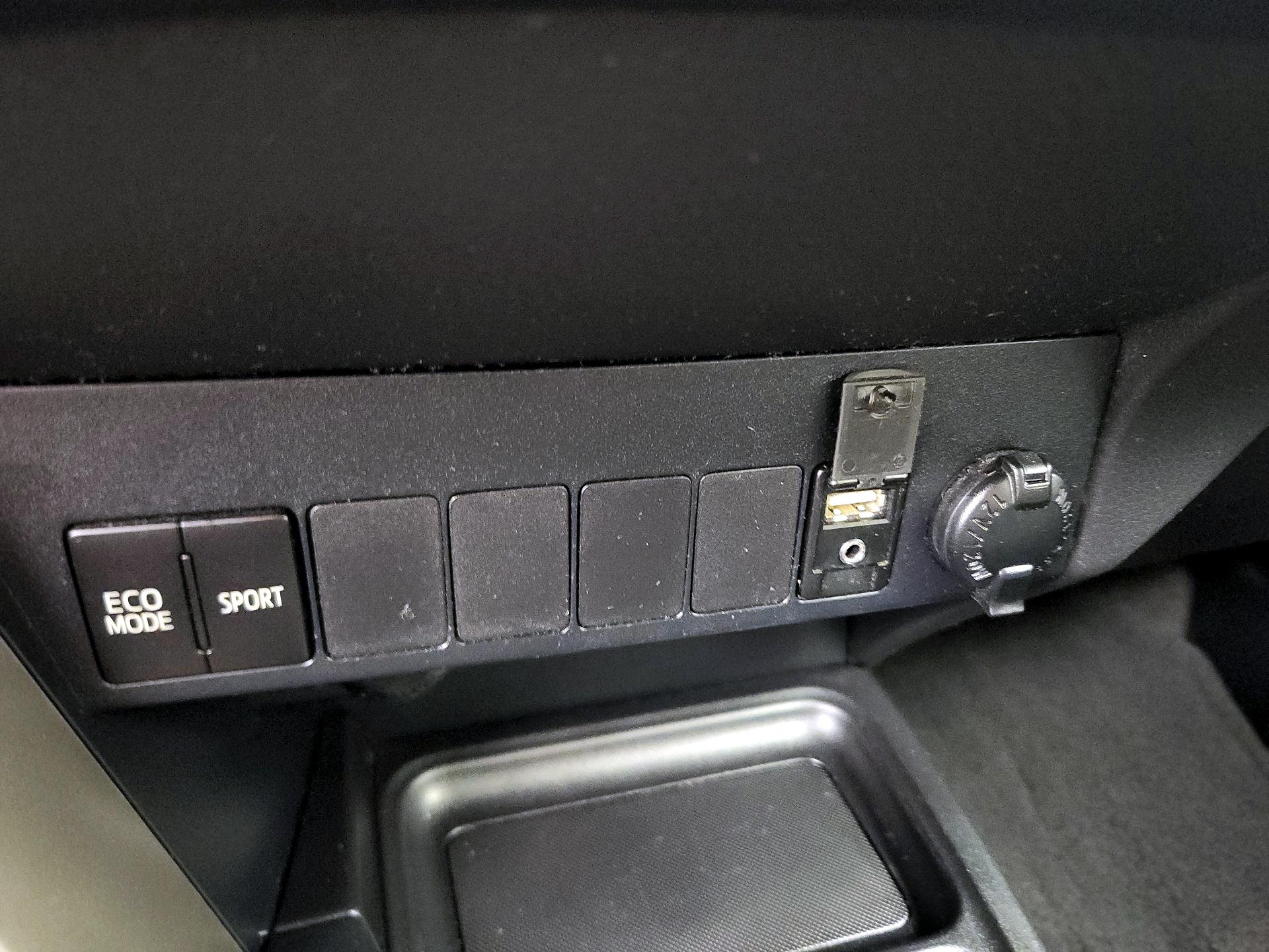 Thumbnail: 2015 Toyota RAV4 - 17
