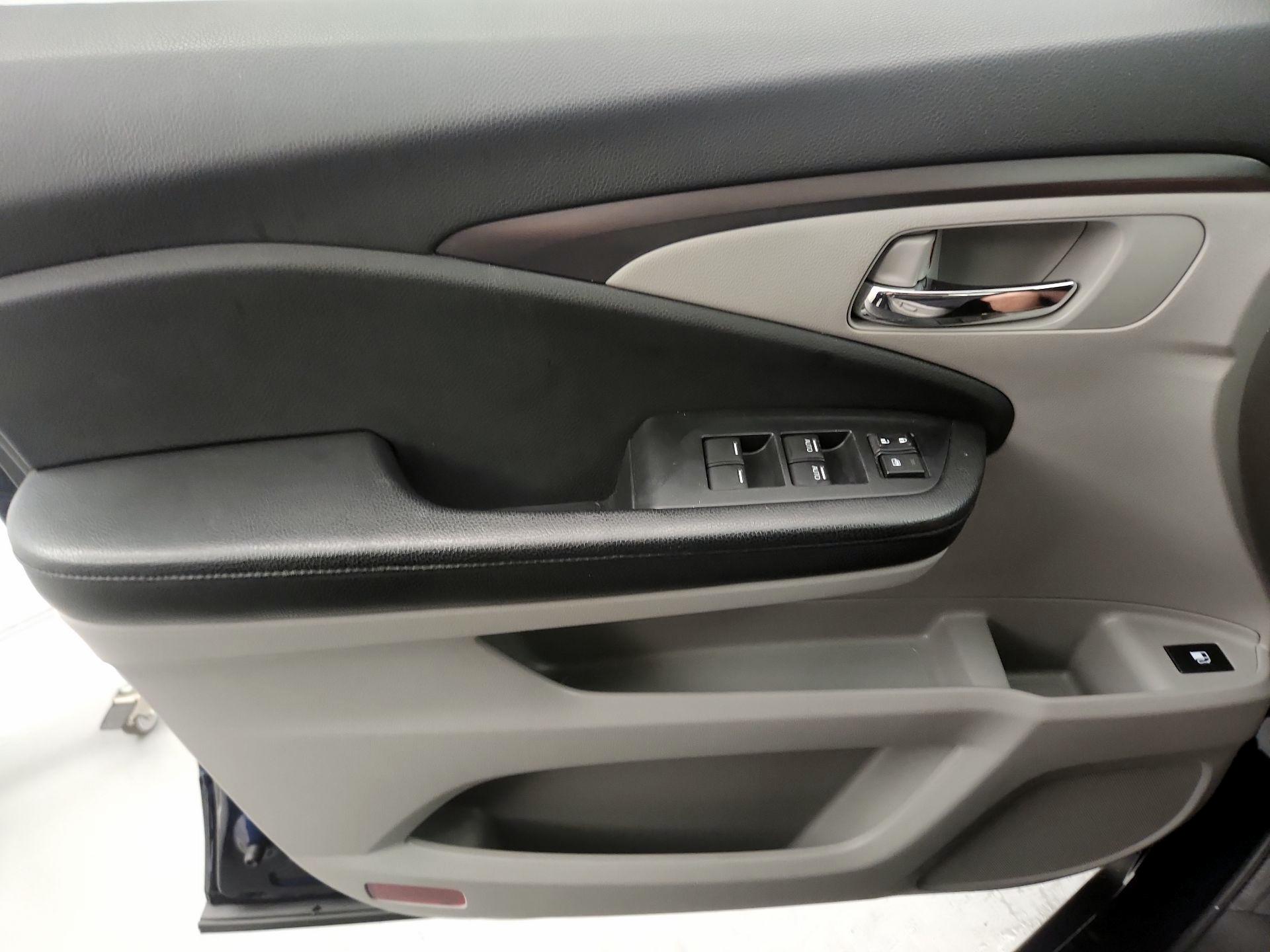 Thumbnail: 2017 Honda Pilot - 12