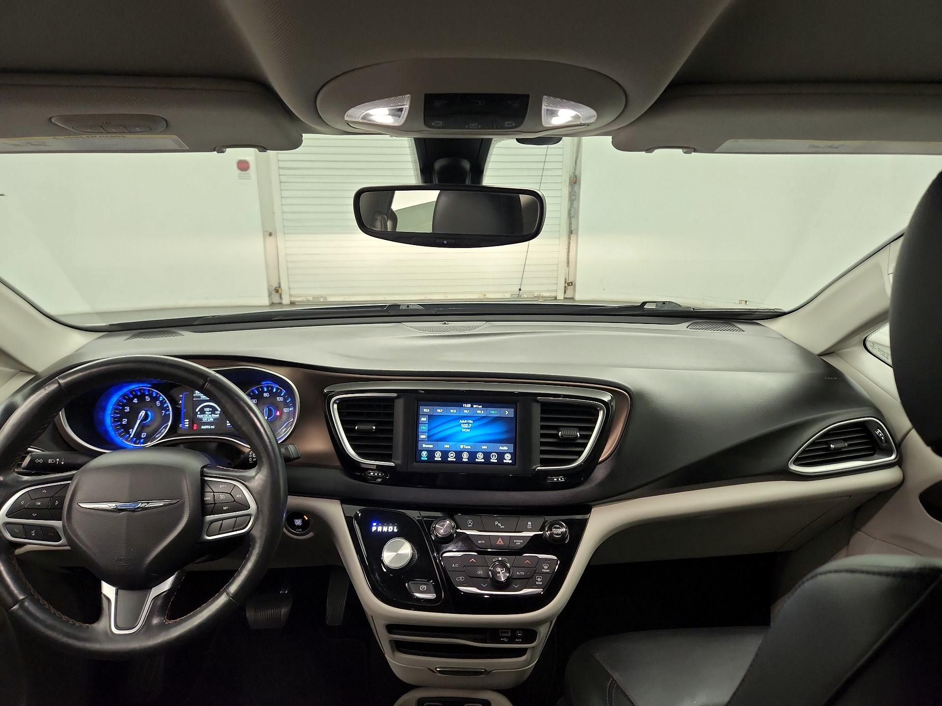 Thumbnail: 2019 Chrysler Pacifica - 9