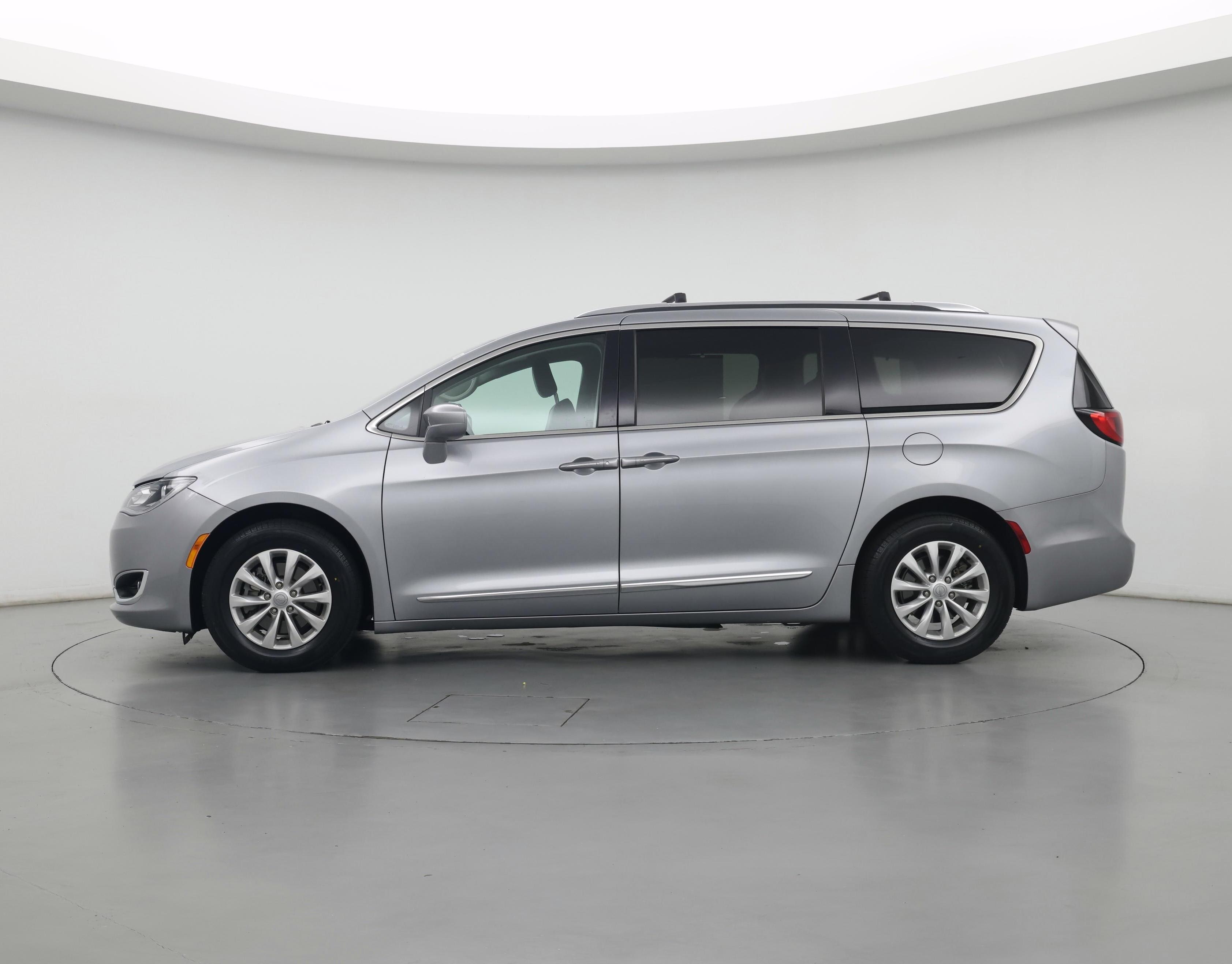 Thumbnail: 2019 Chrysler Pacifica - 3