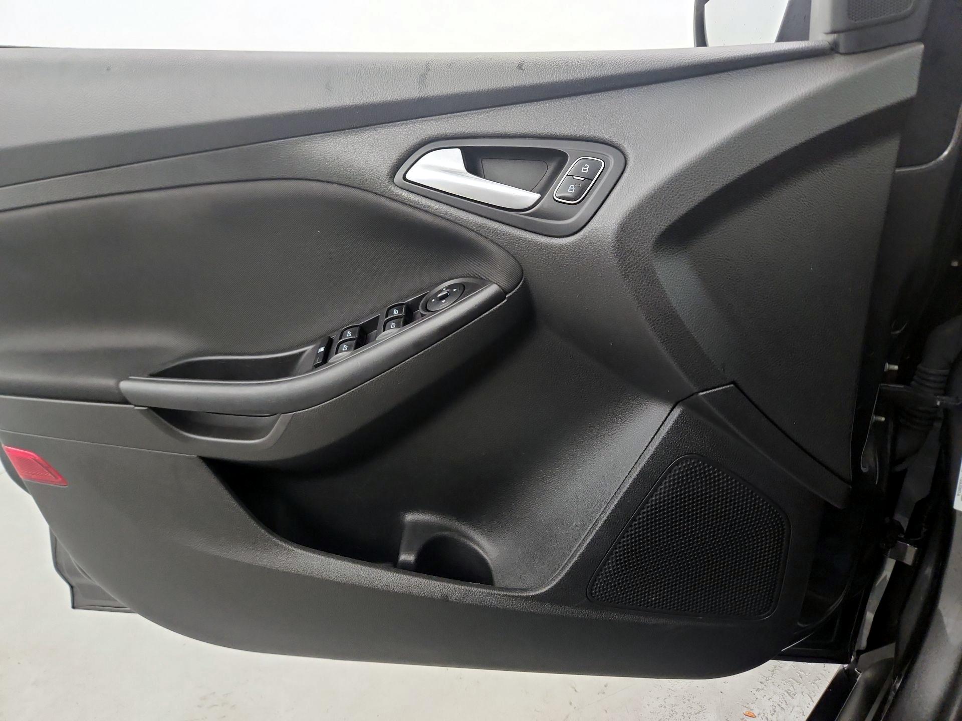 Thumbnail: 2015 Ford Focus - 10