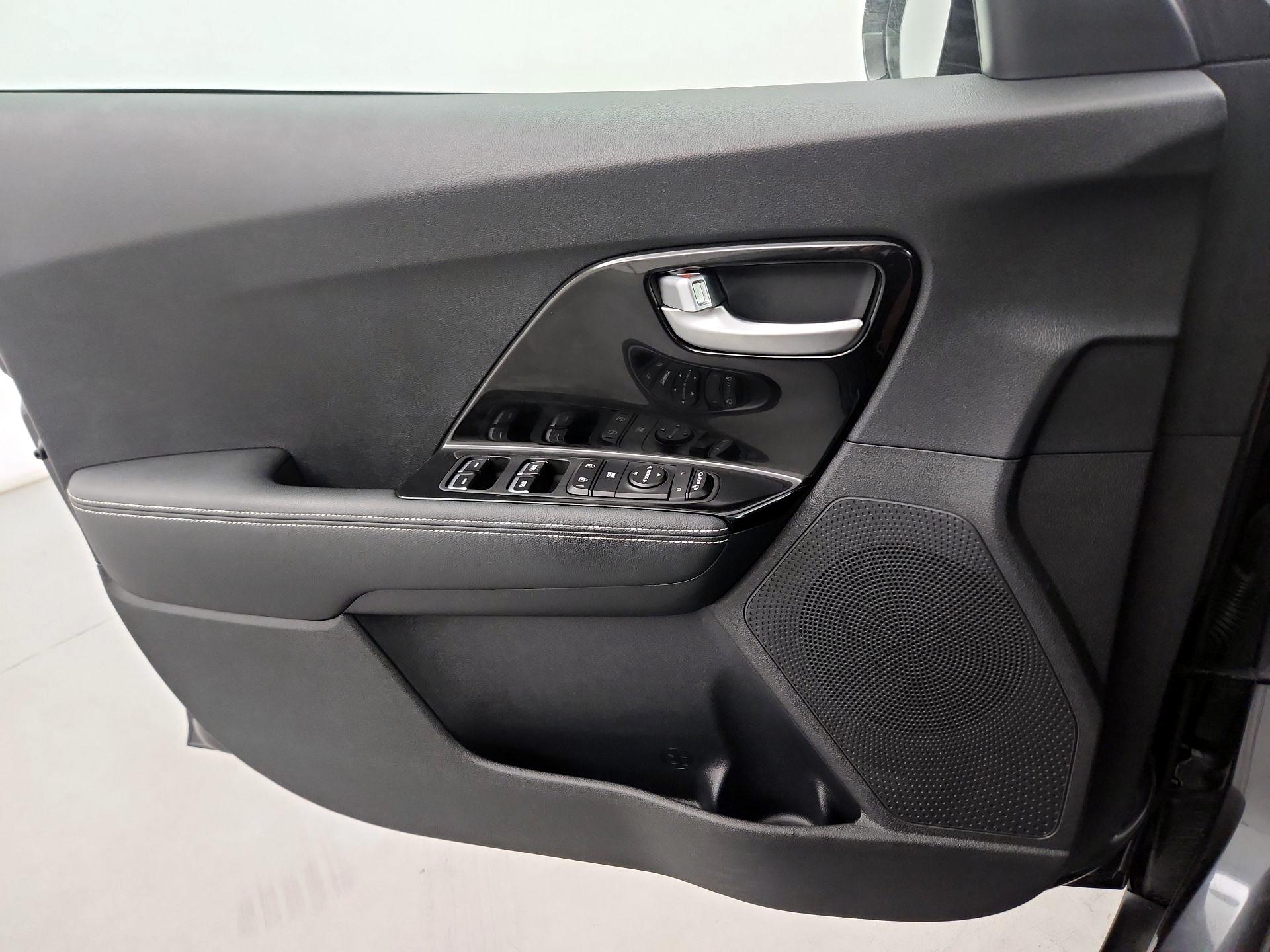 Thumbnail: 2020 Kia Niro - 12