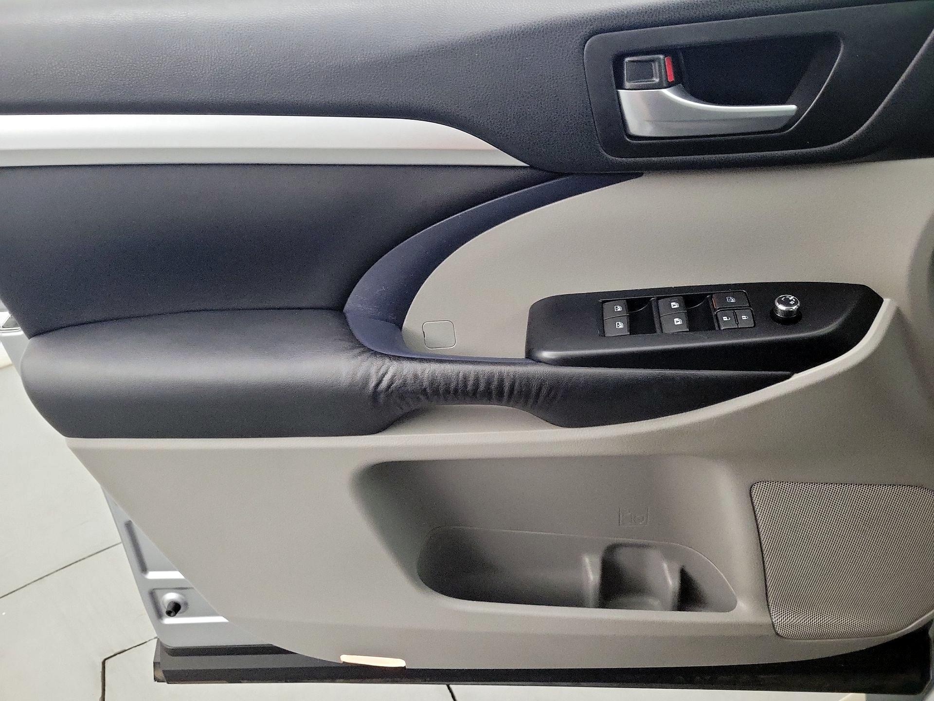 Thumbnail: 2016 Toyota Highlander - 12