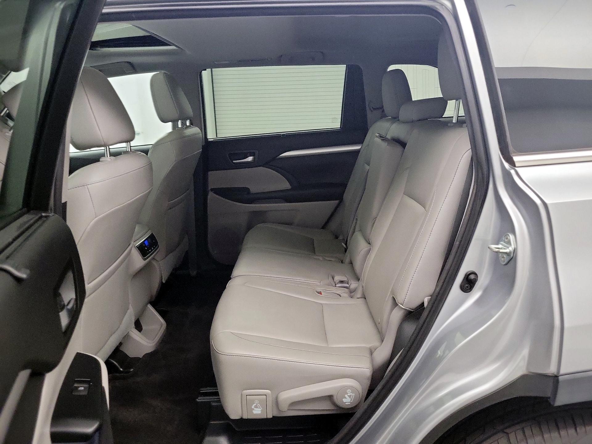 Thumbnail: 2016 Toyota Highlander - 20