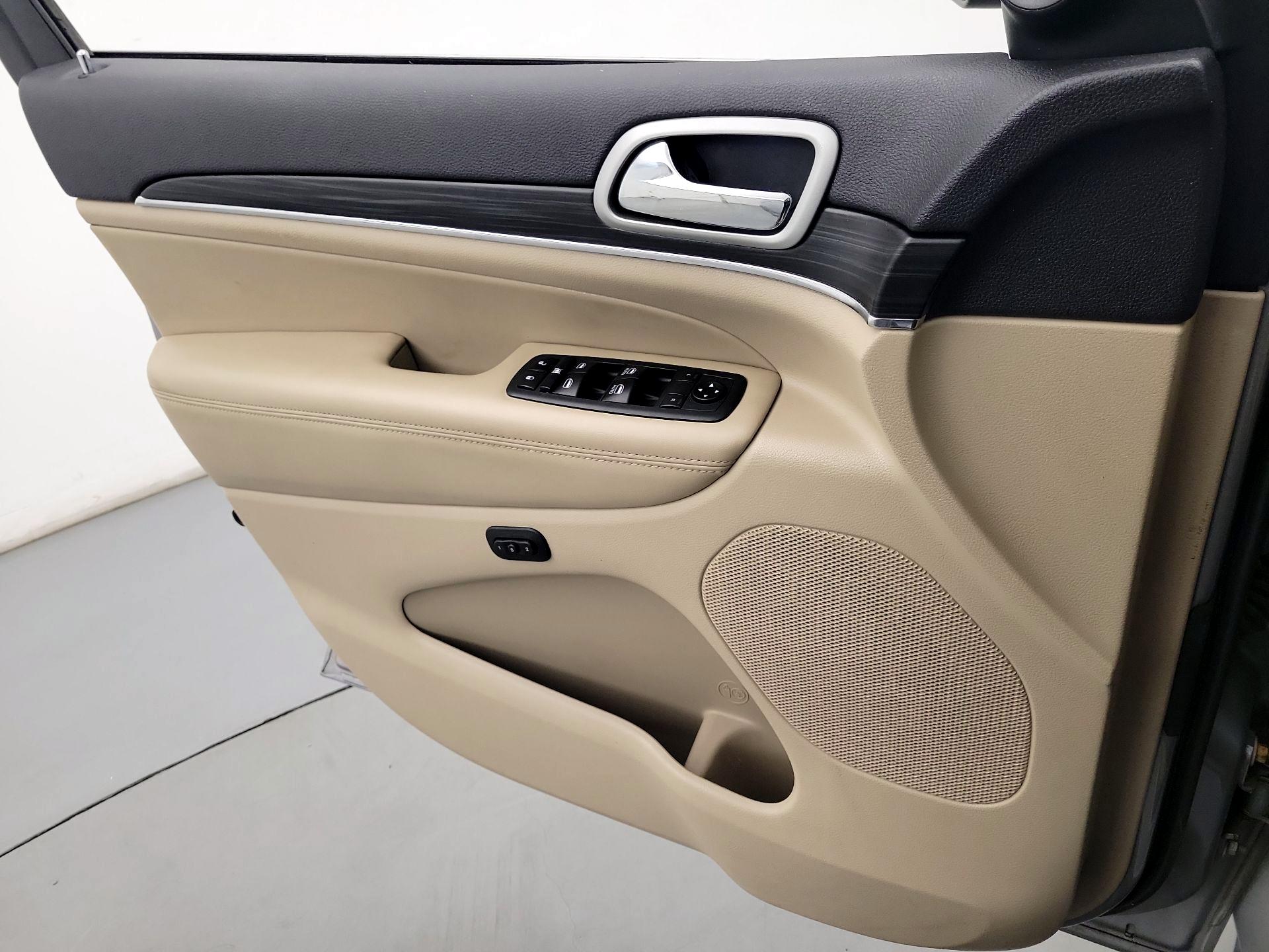 Thumbnail: 2020 Jeep Grand Cherokee - 12