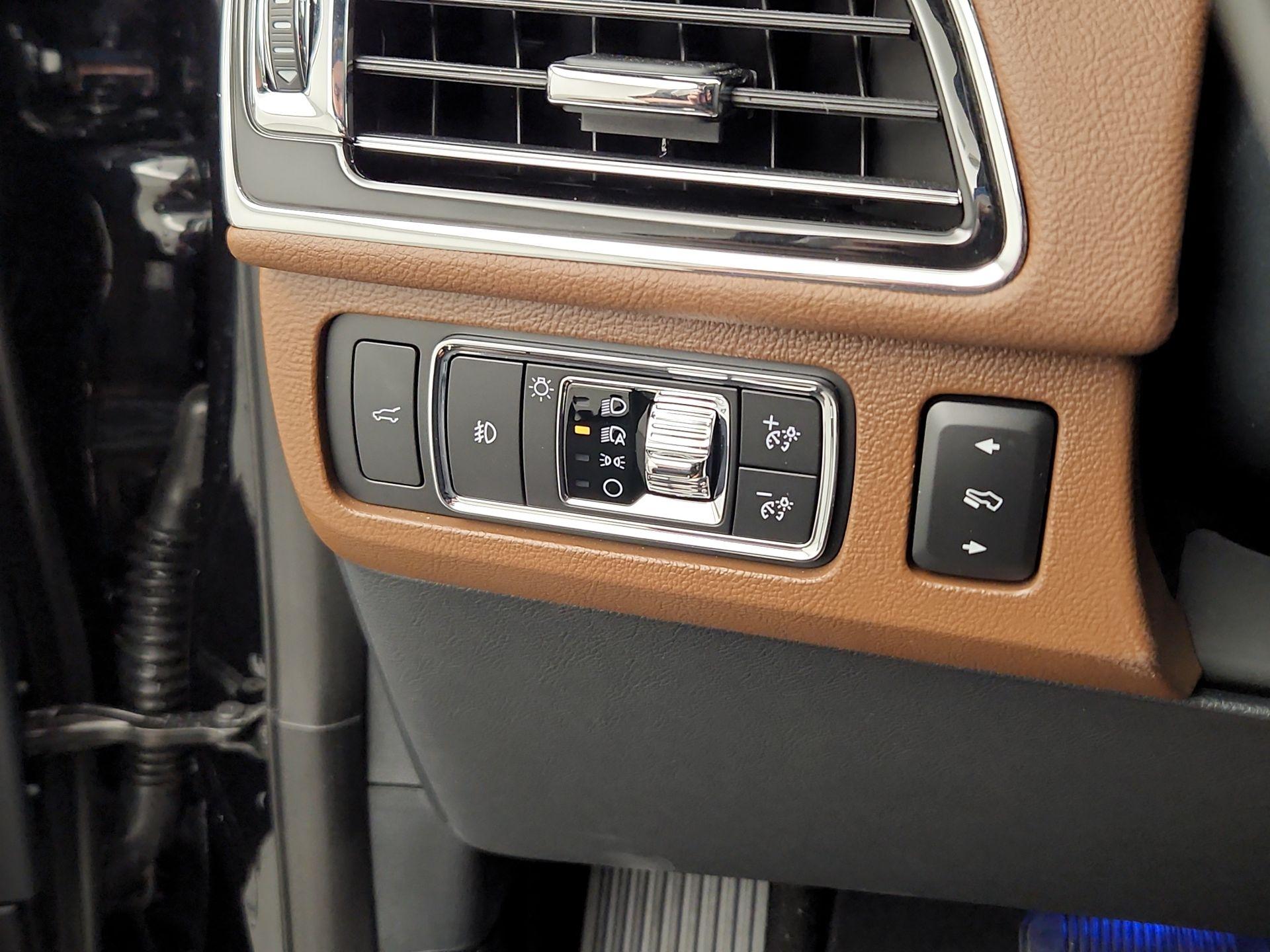 Thumbnail: 2023 Lincoln Navigator - 13