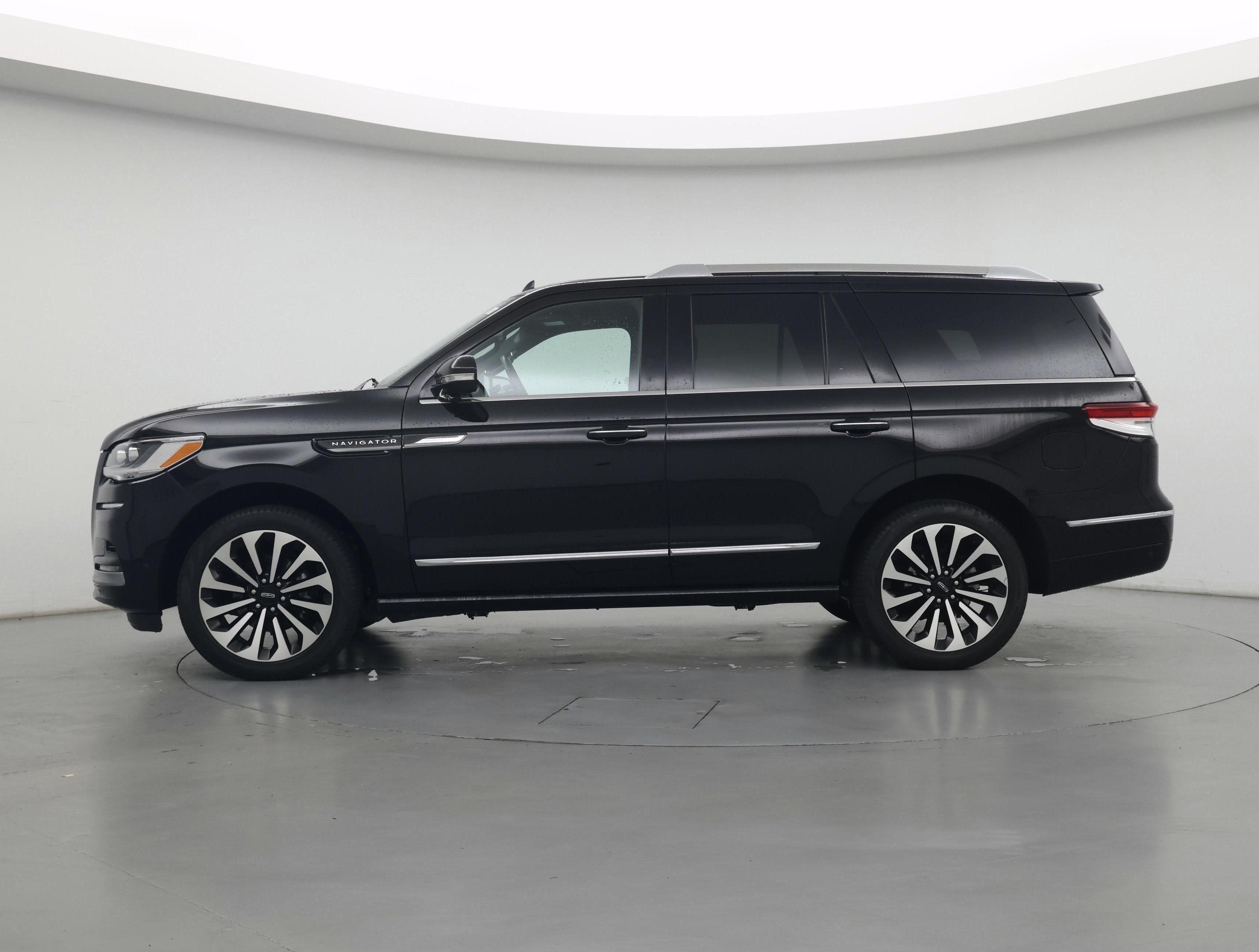 Thumbnail: 2023 Lincoln Navigator - 3