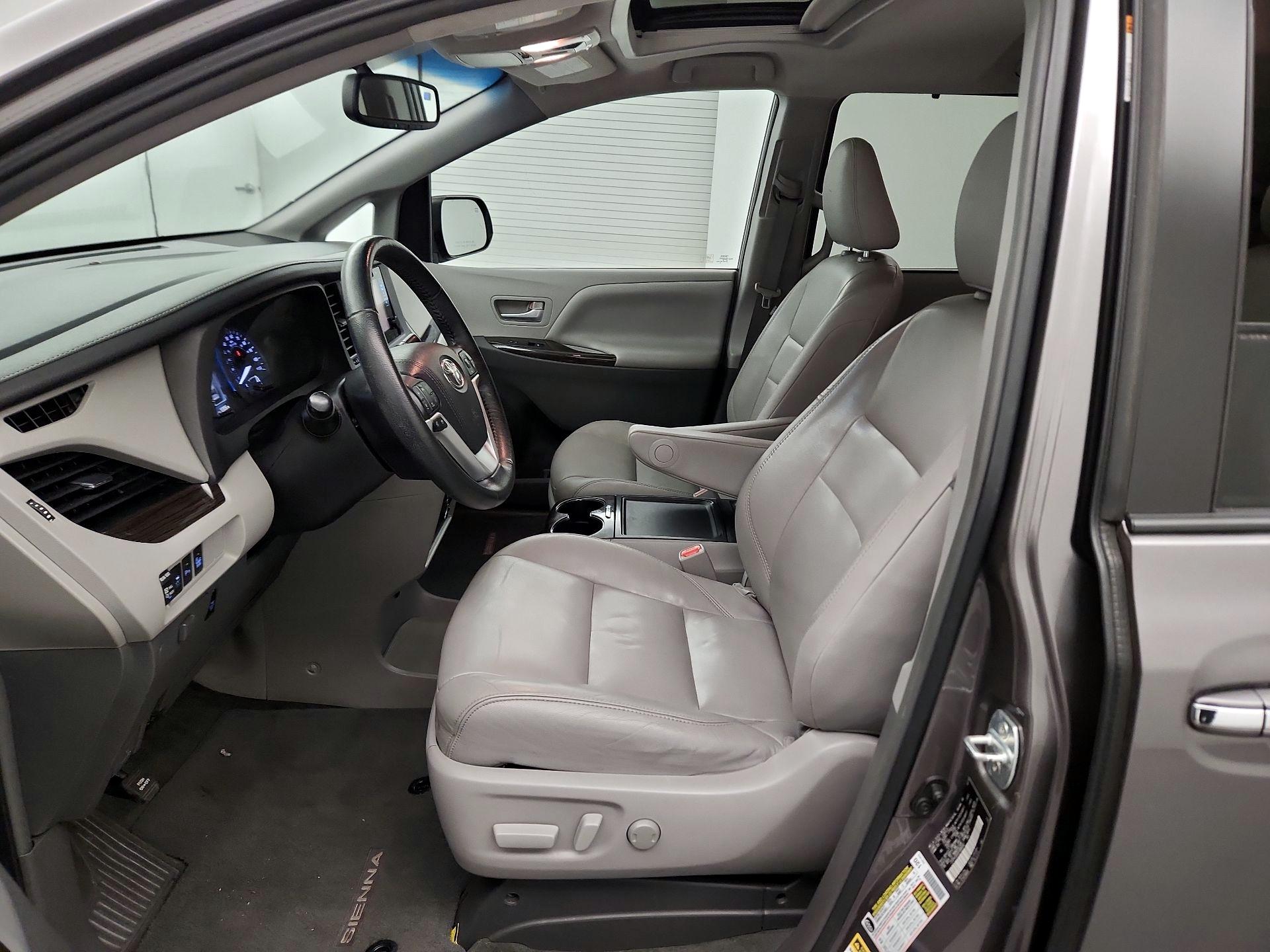 Thumbnail: 2015 Toyota Sienna - 9