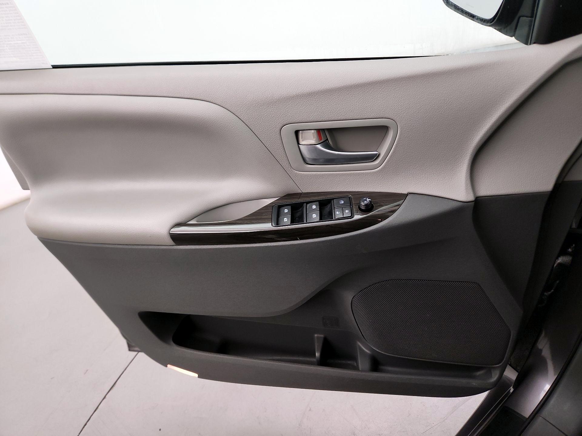 Thumbnail: 2015 Toyota Sienna - 10