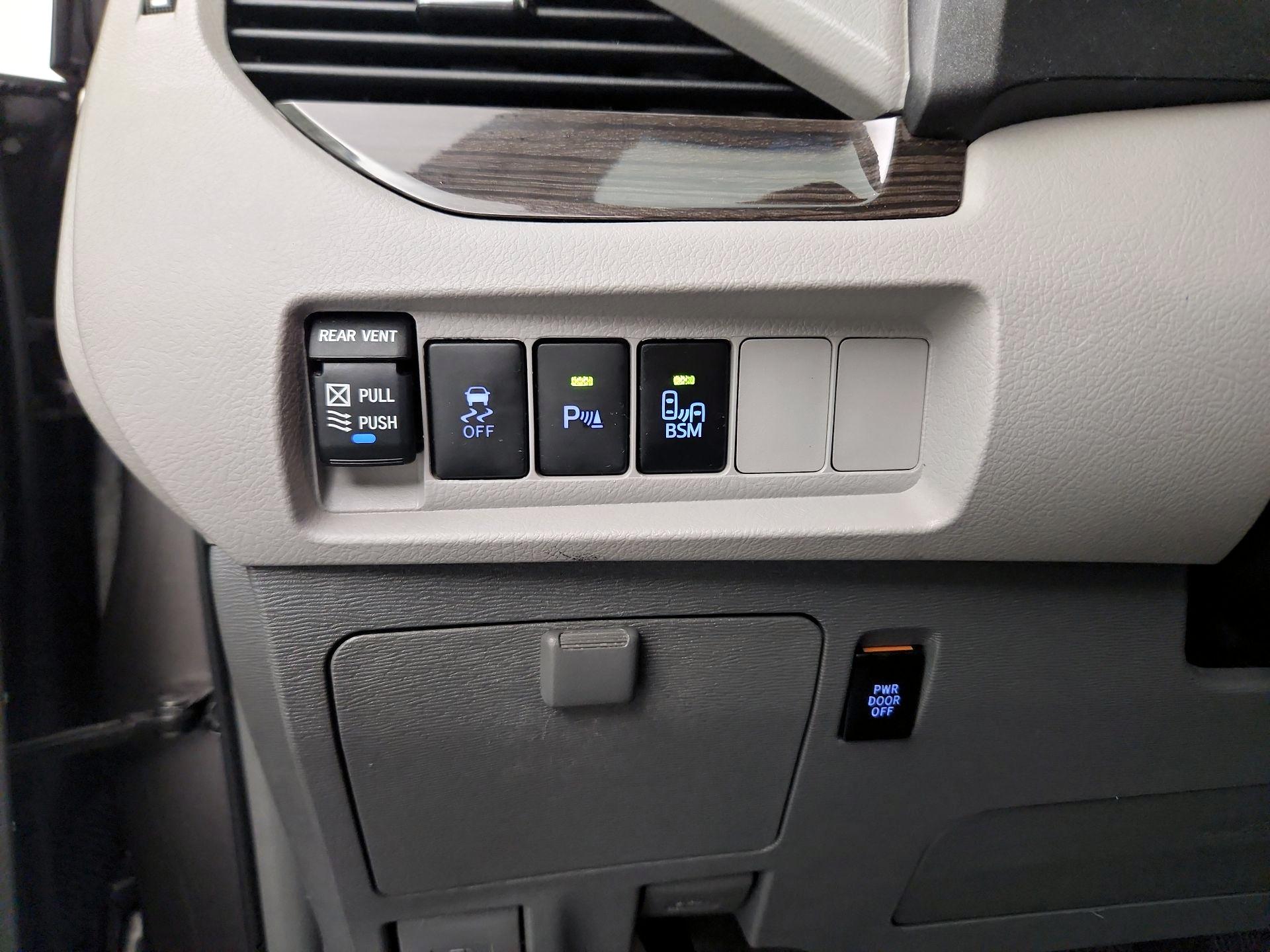 Thumbnail: 2015 Toyota Sienna - 11