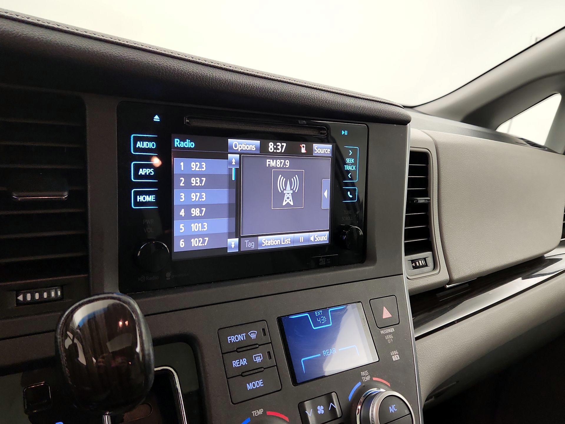 Thumbnail: 2015 Toyota Sienna - 14