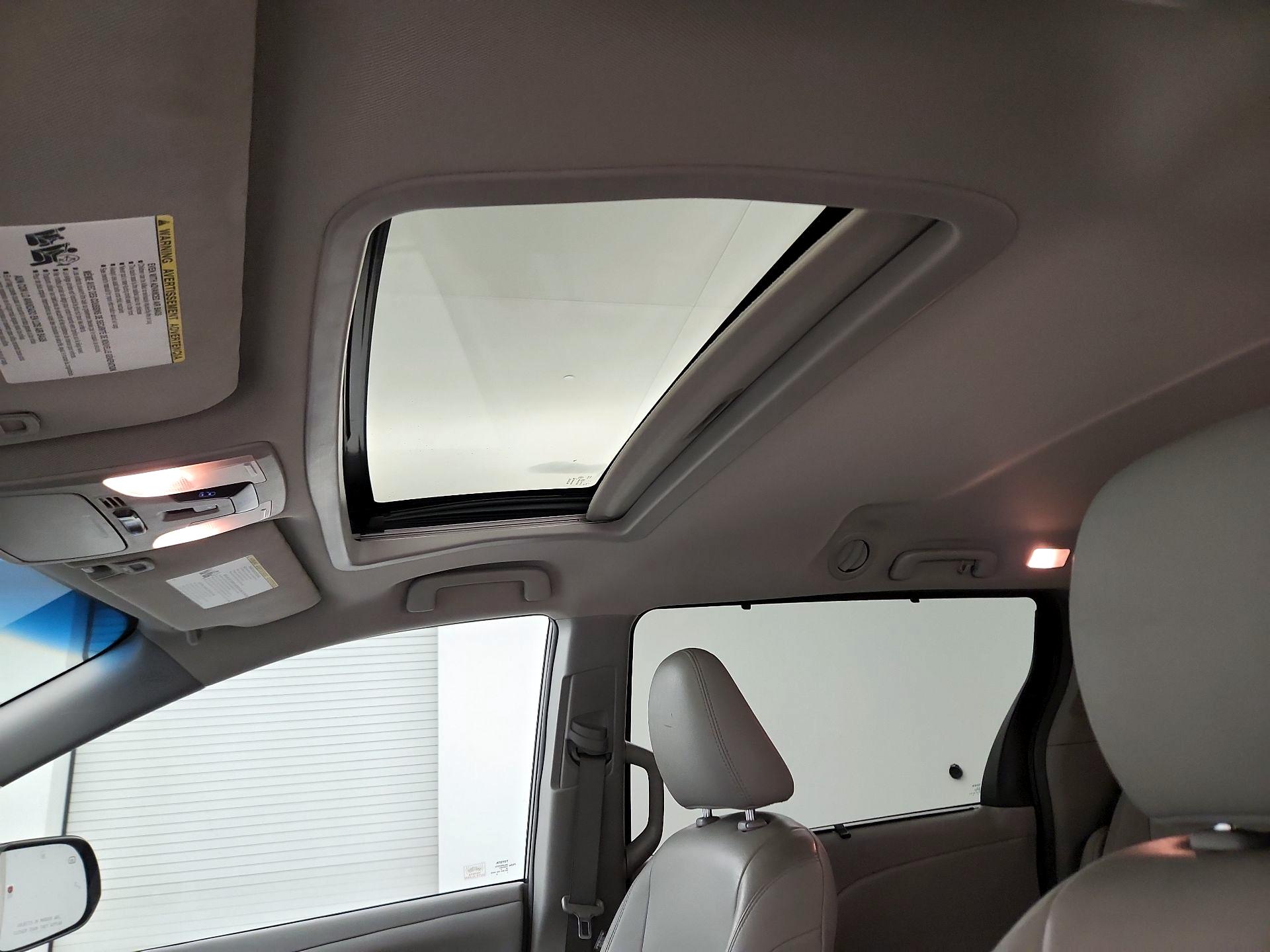 Thumbnail: 2015 Toyota Sienna - 18