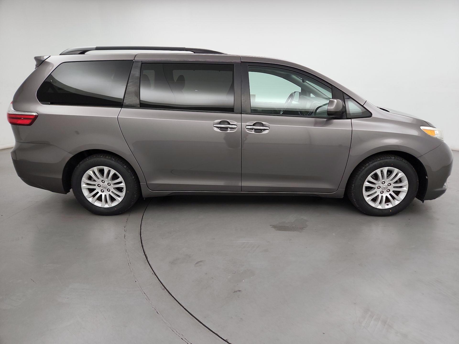 Thumbnail: 2015 Toyota Sienna - 4