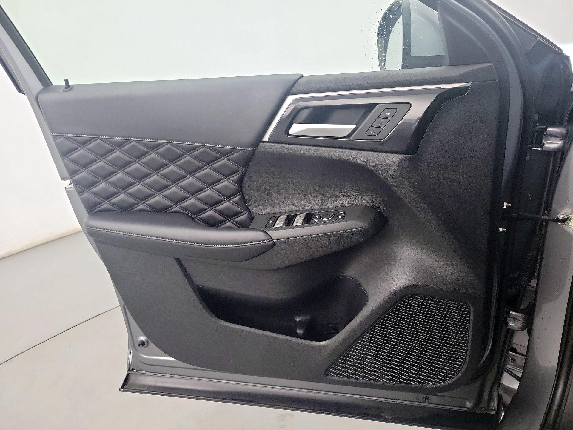 Thumbnail: 2024 Mitsubishi Outlander - 12