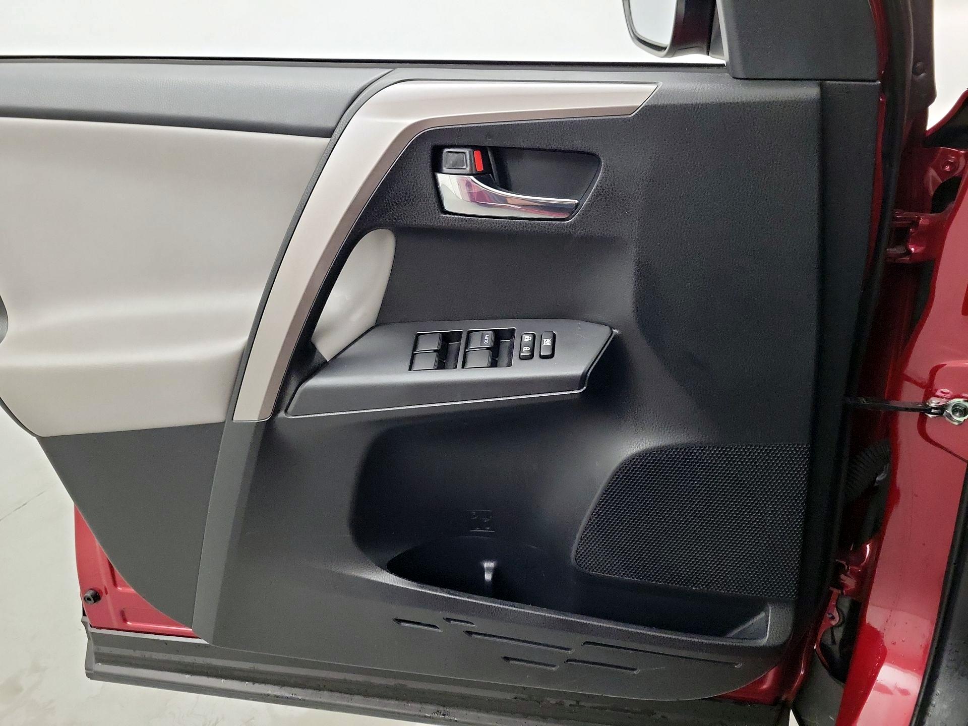 Thumbnail: 2018 Toyota RAV4 - 10