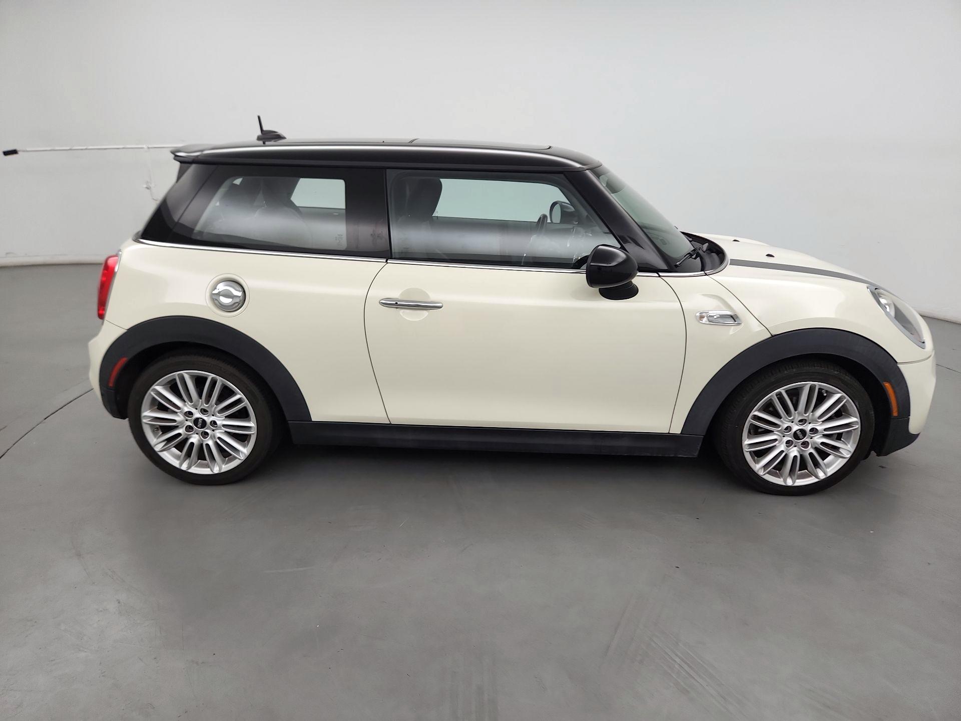 Thumbnail: 2017 MINI Cooper Hardtop - 4