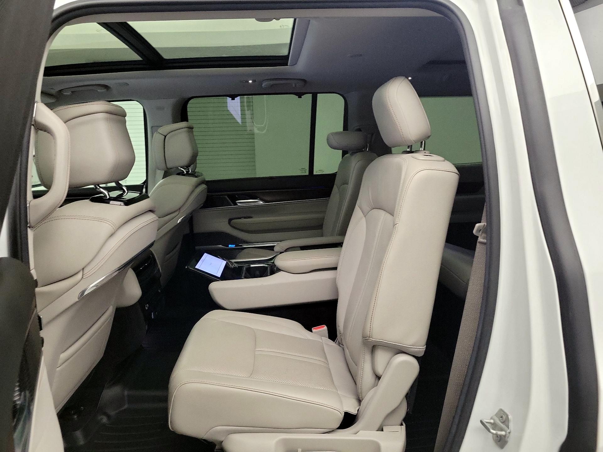 Thumbnail: 2022 Jeep Grand Wagoneer - 19