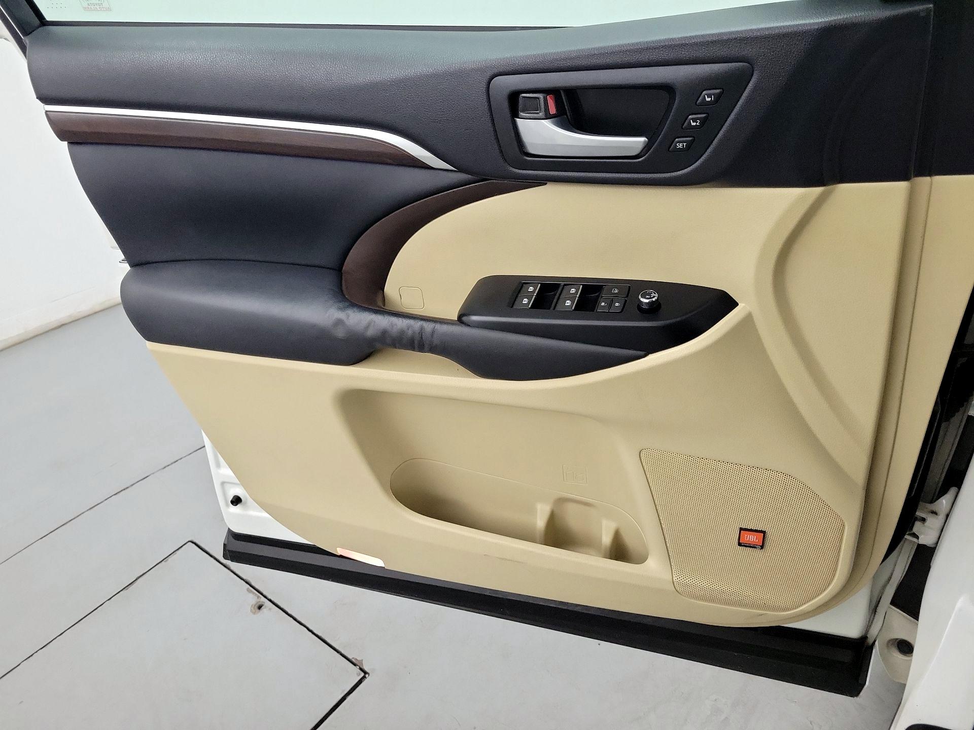 Thumbnail: 2015 Toyota Highlander - 10