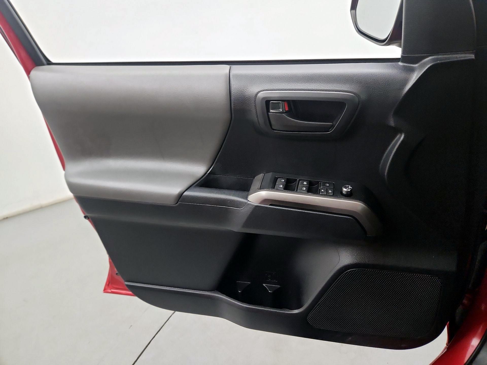 Thumbnail: 2018 Toyota Tacoma - 10