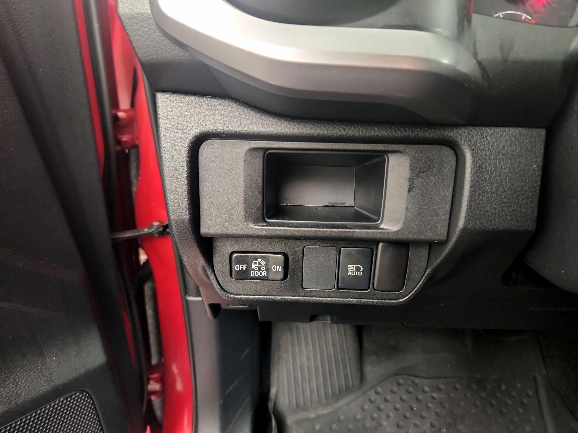 Thumbnail: 2018 Toyota Tacoma - 11