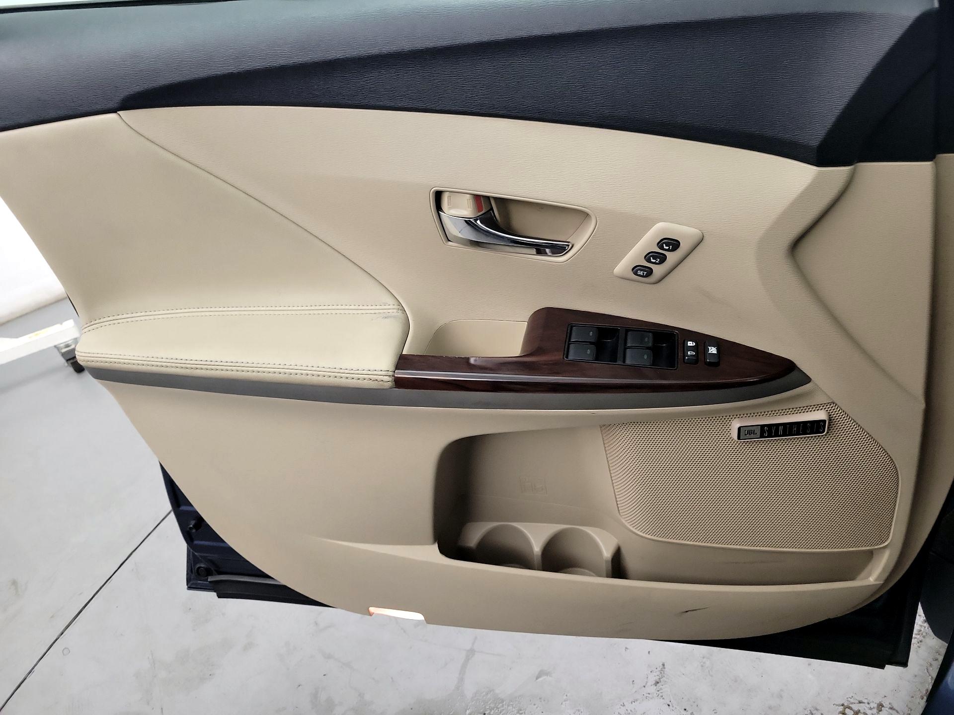 Thumbnail: 2015 Toyota Venza - 10