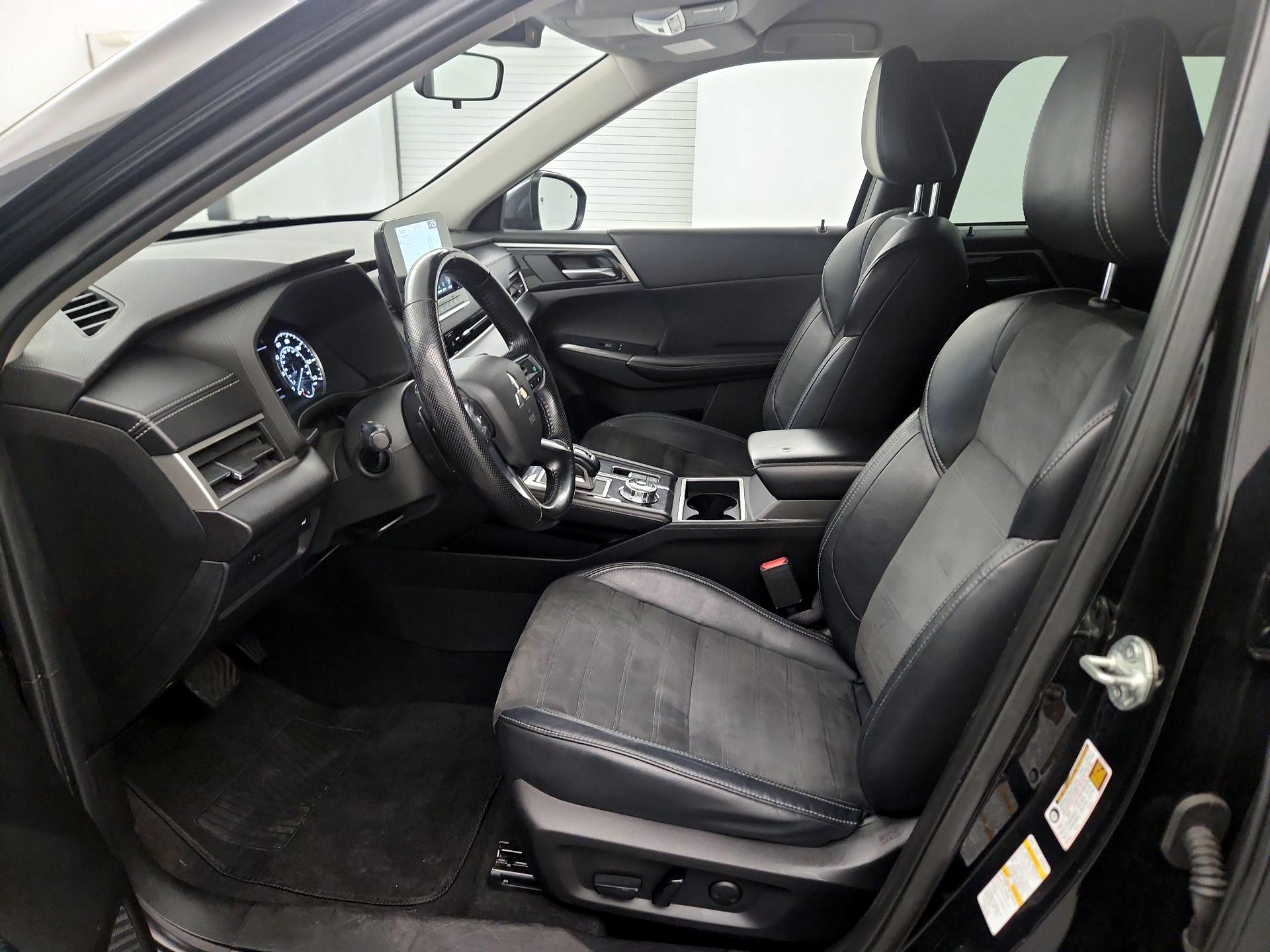 Thumbnail: 2022 Mitsubishi Outlander - 9