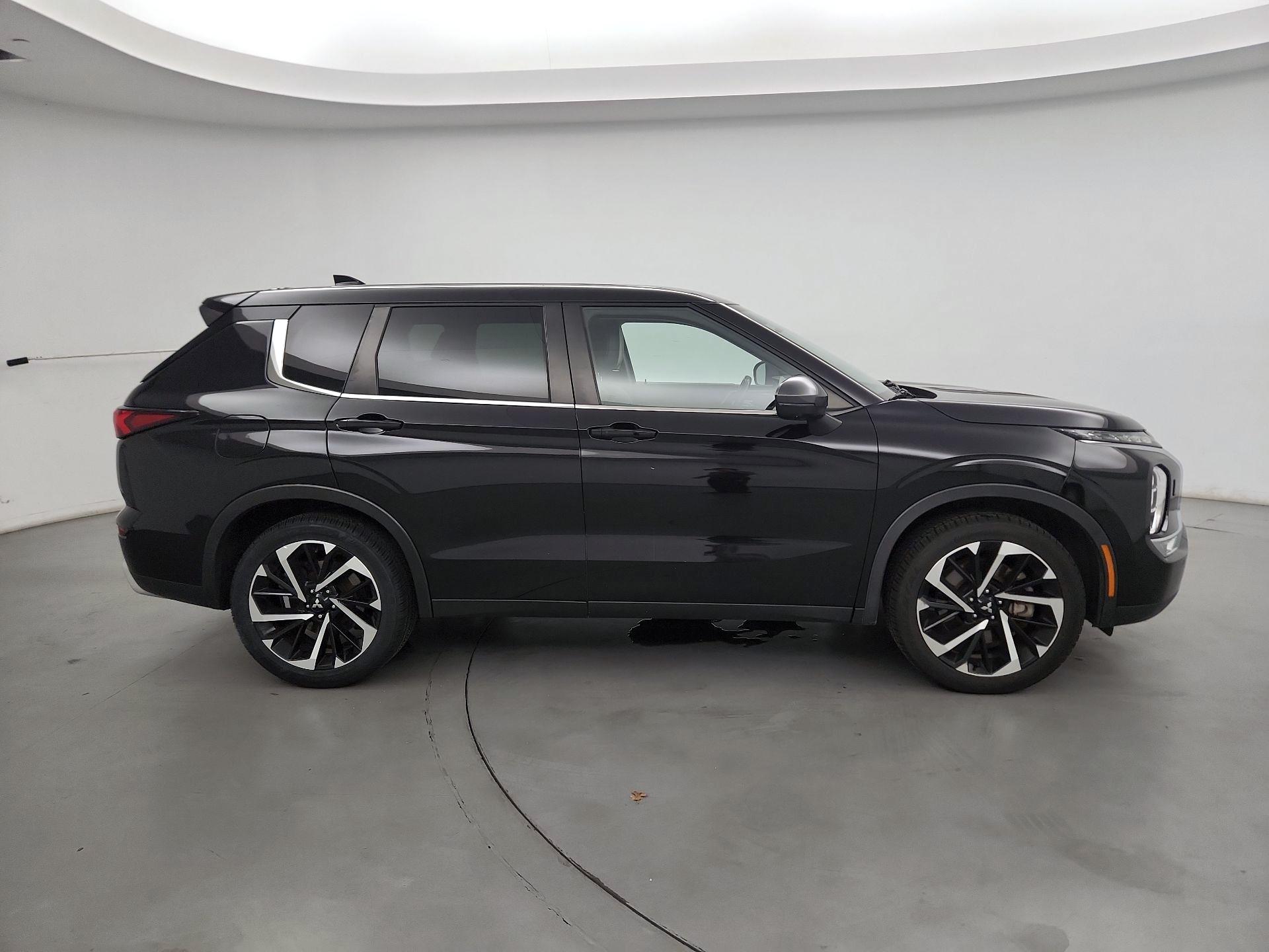 Thumbnail: 2022 Mitsubishi Outlander - 4