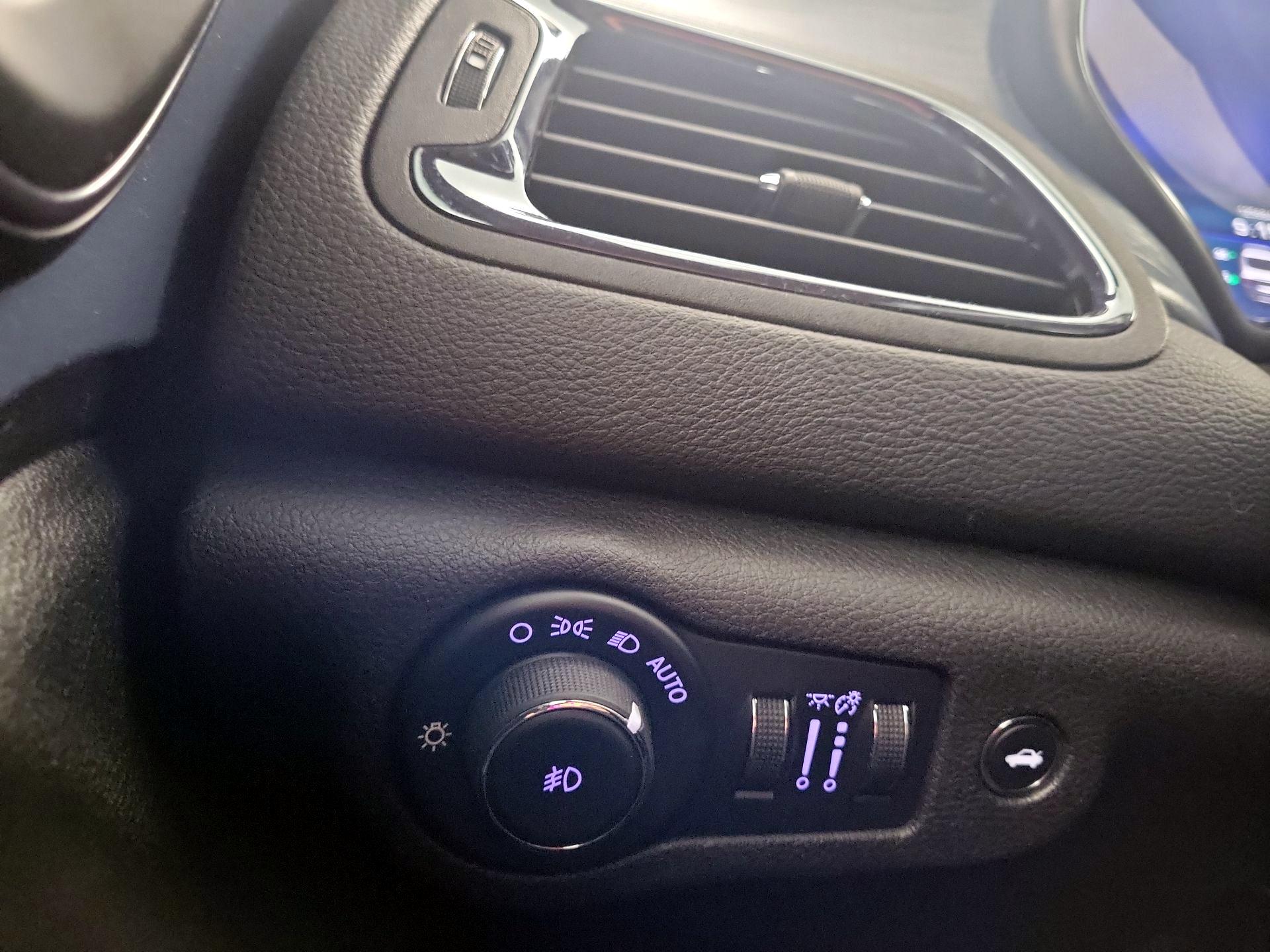 Thumbnail: 2016 Chrysler 200 - 13