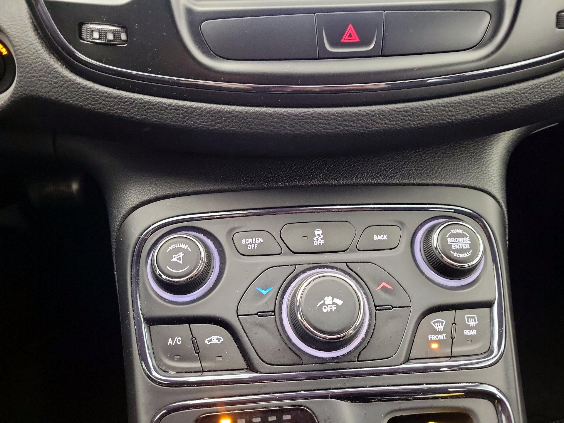 Thumbnail: 2016 Chrysler 200 - 17