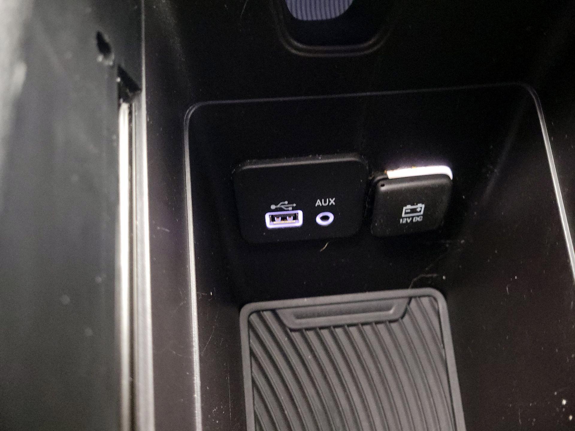 Thumbnail: 2016 Chrysler 200 - 19