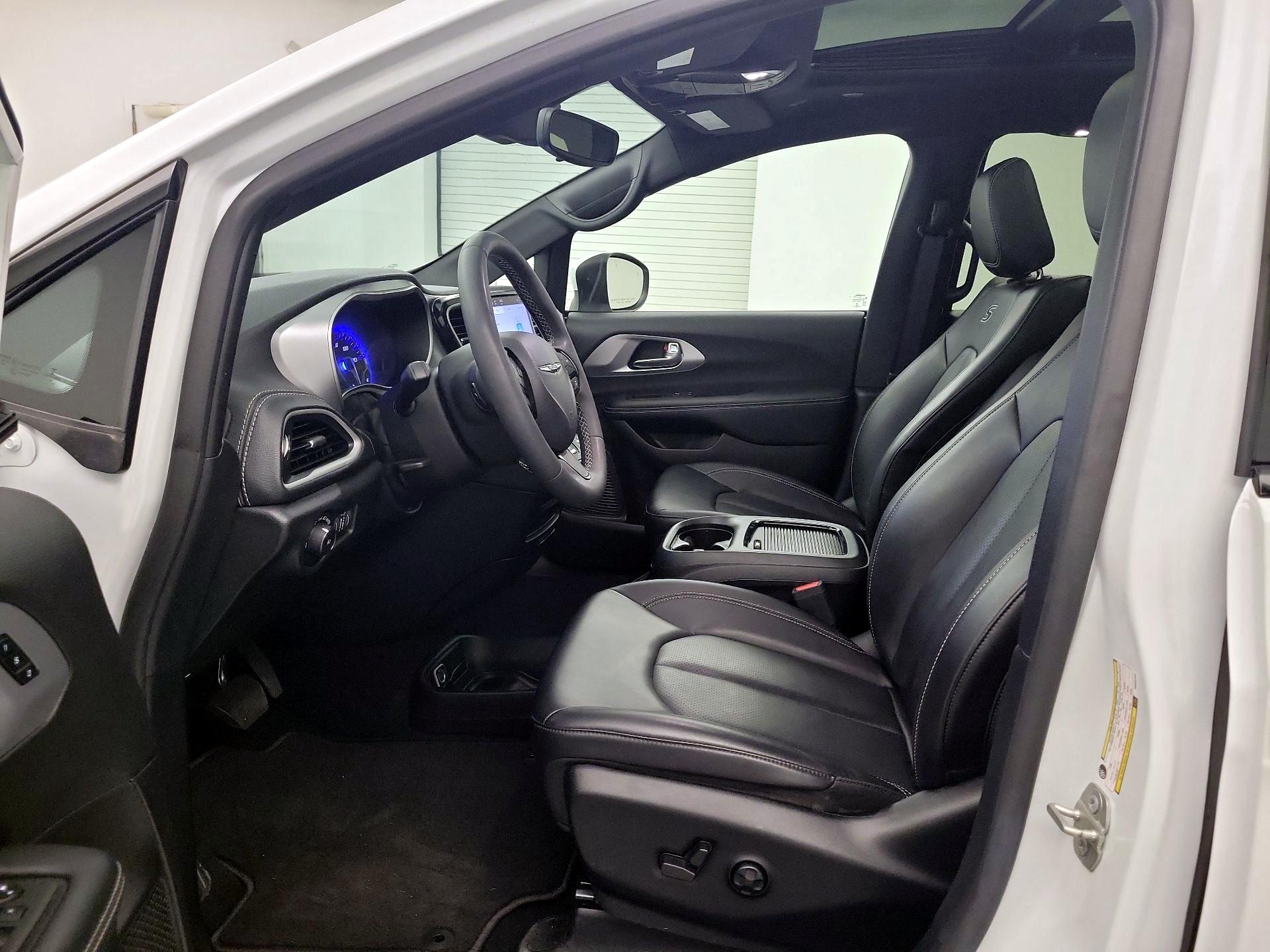 Thumbnail: 2023 Chrysler Pacifica - 9