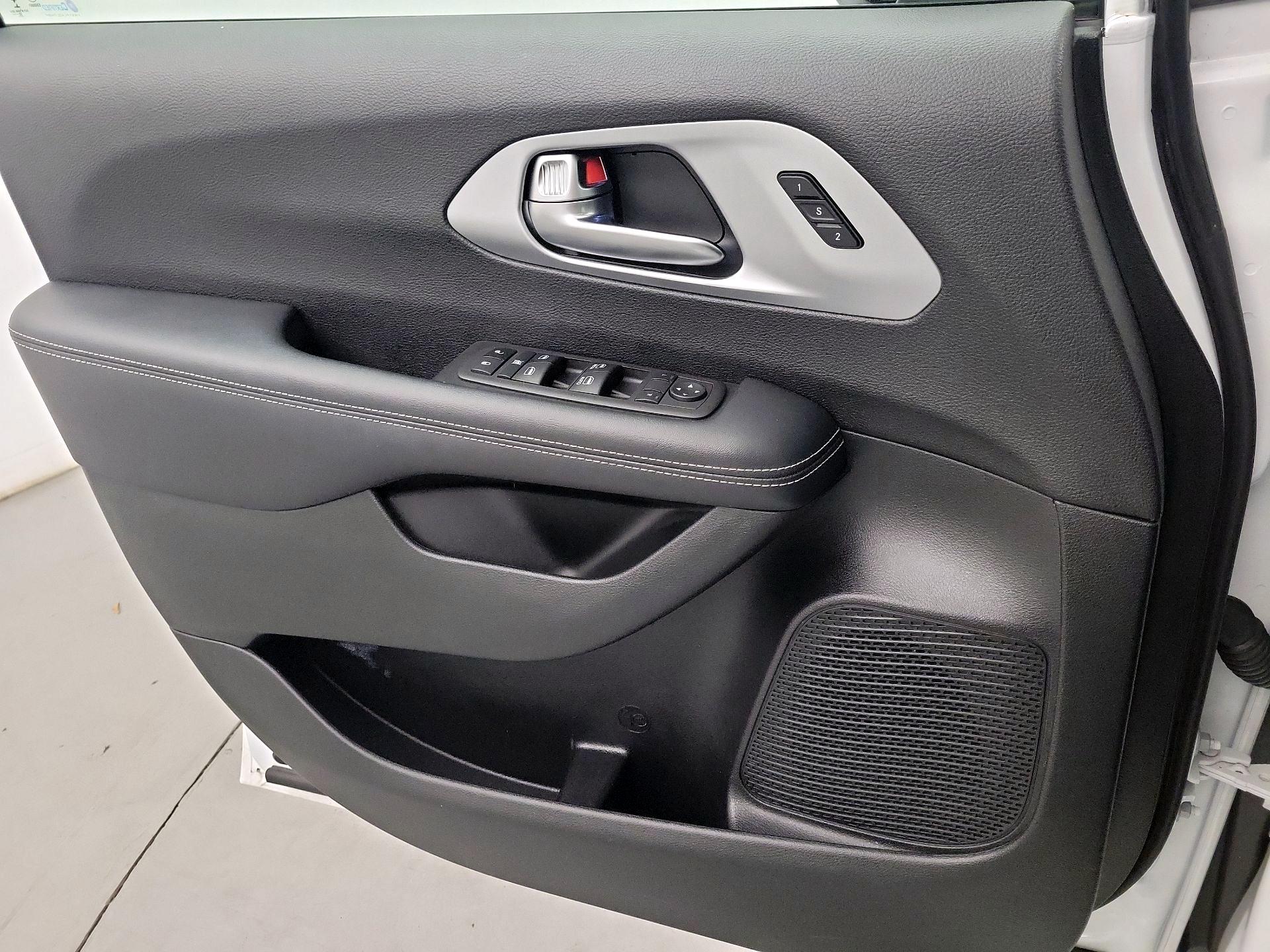 Thumbnail: 2023 Chrysler Pacifica - 10