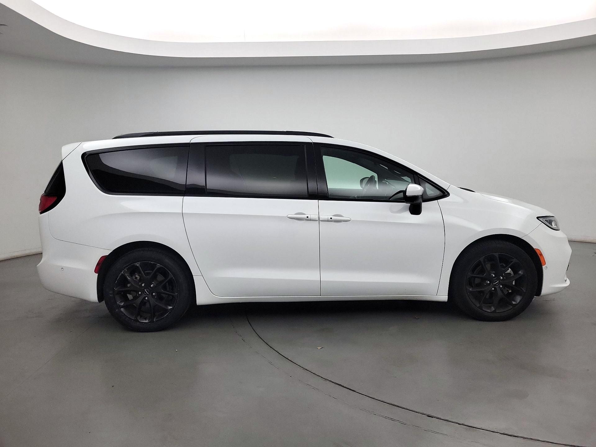 Thumbnail: 2023 Chrysler Pacifica - 4