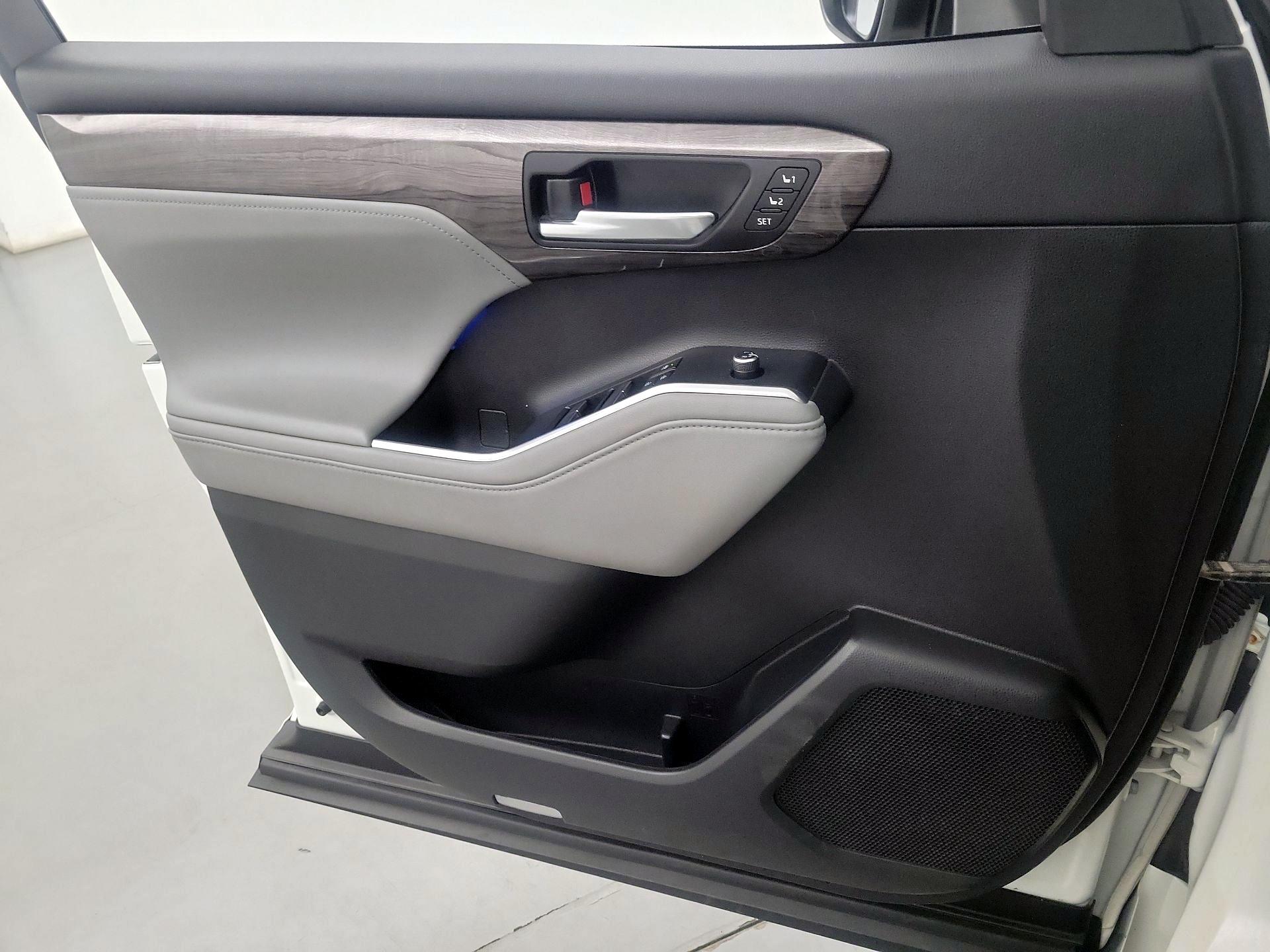 Thumbnail: 2020 Toyota Highlander - 10