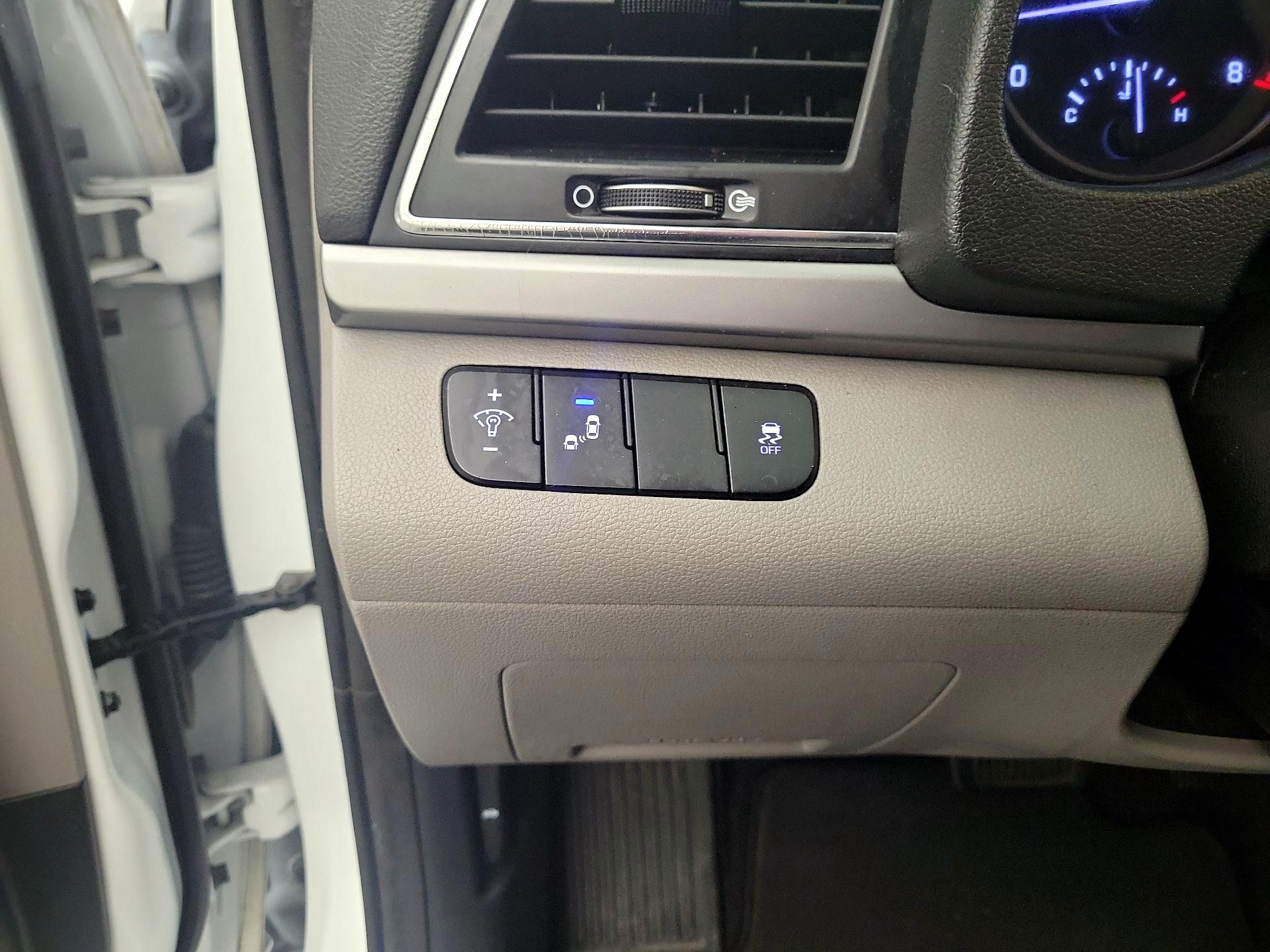 Thumbnail: 2017 Hyundai Elantra - 13