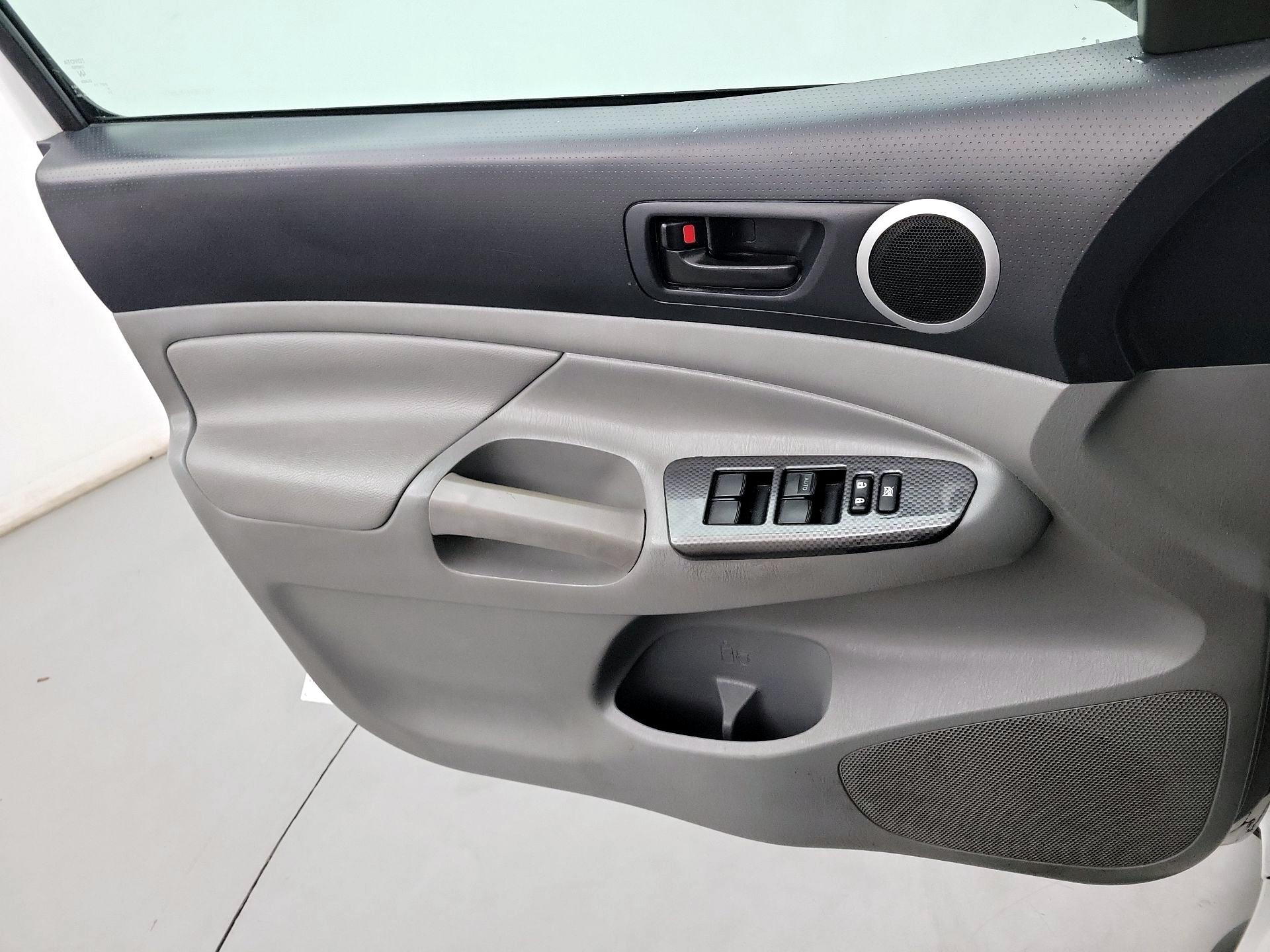 Thumbnail: 2015 Toyota Tacoma - 10