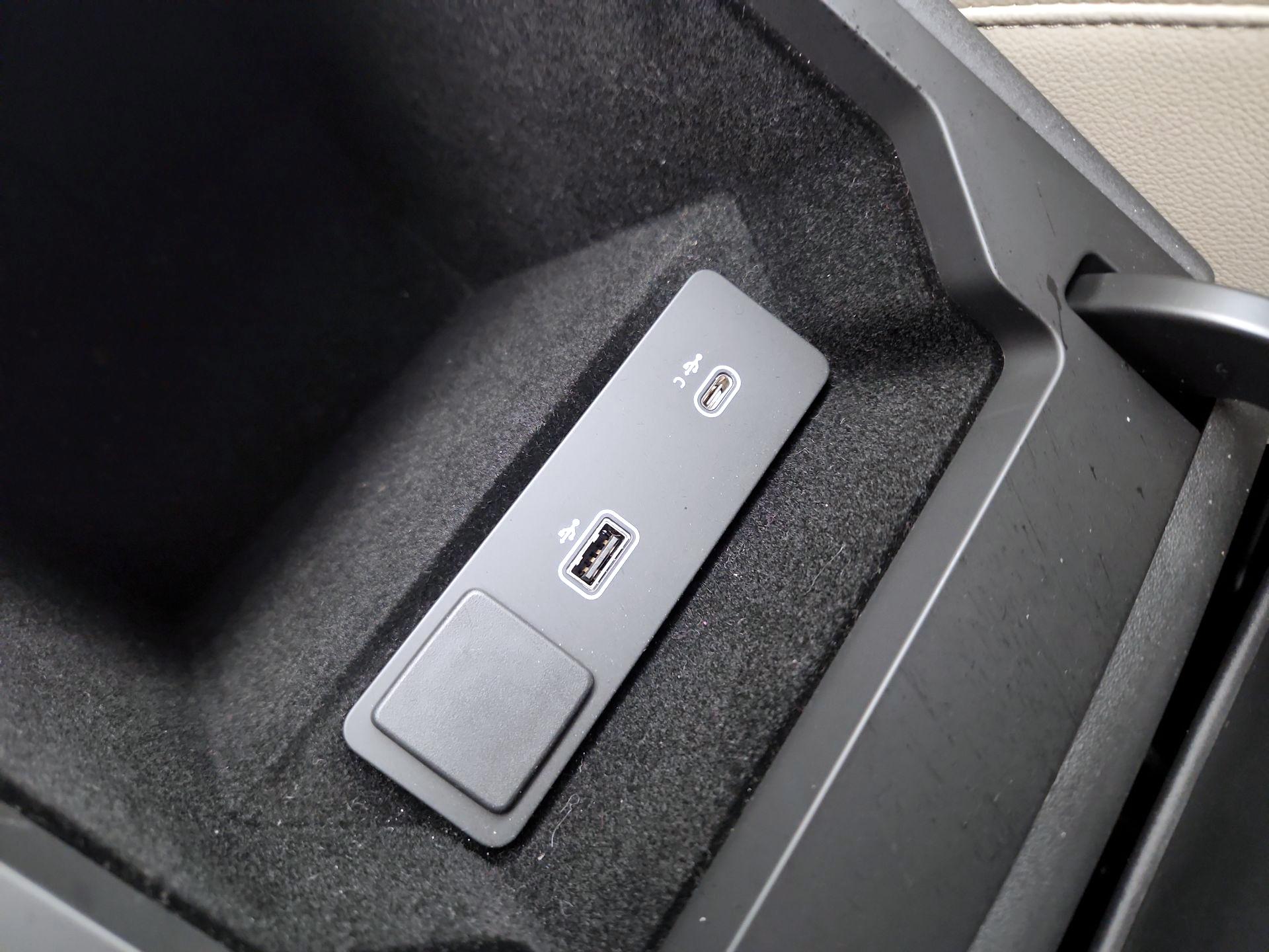 Thumbnail: 2023 Land Rover Discovery Sport - 17