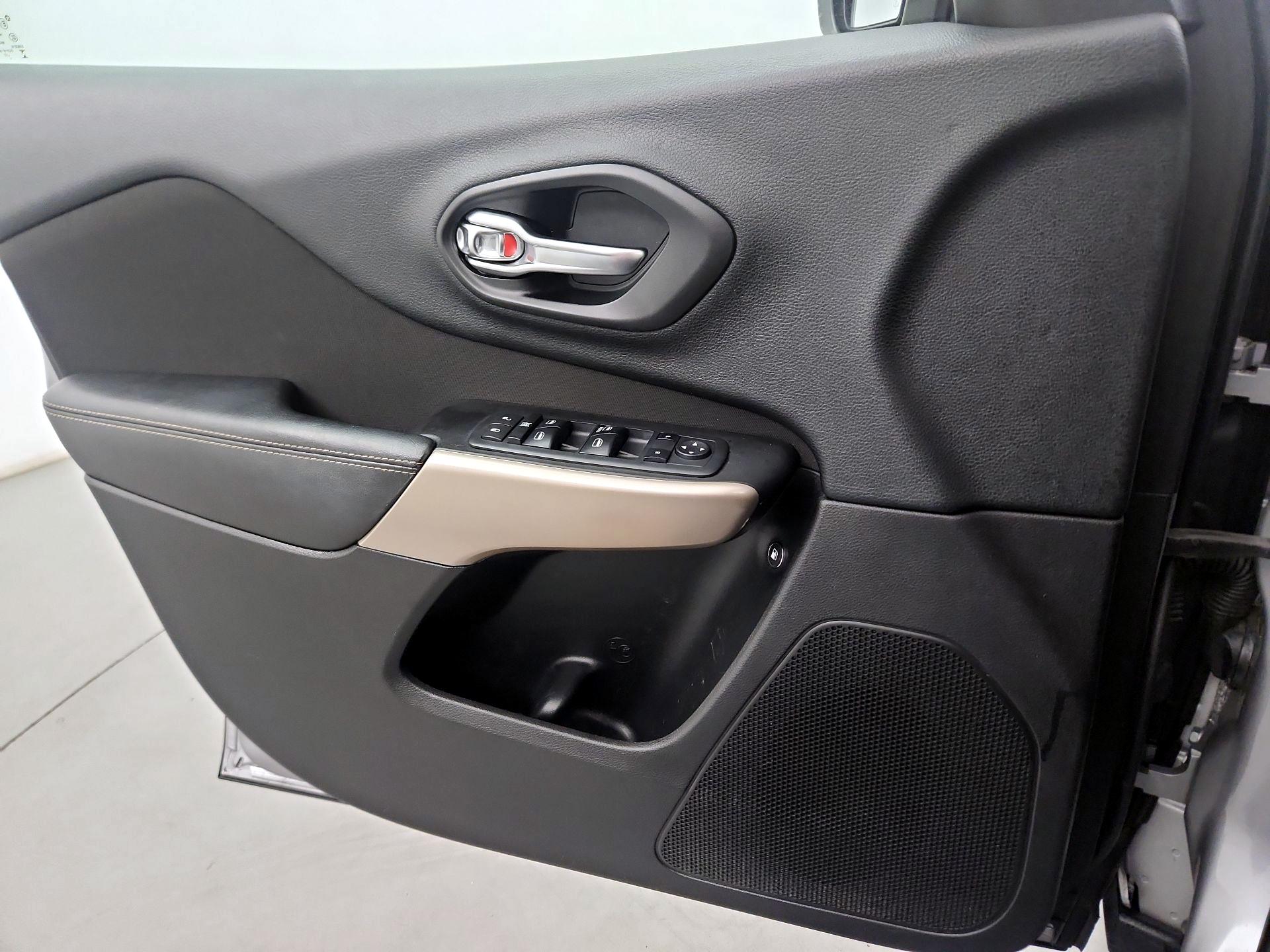 Thumbnail: 2018 Jeep Cherokee - 10