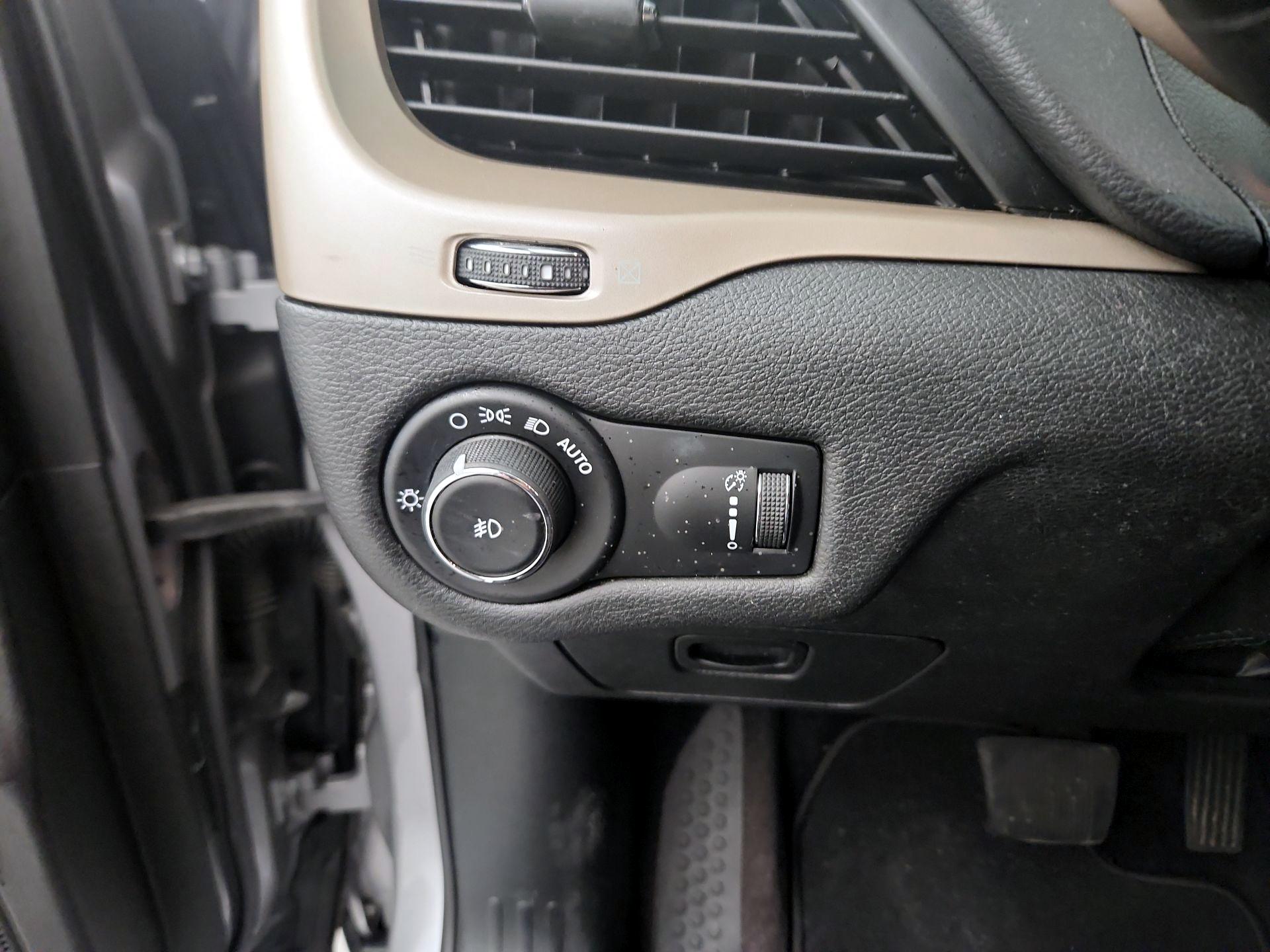 Thumbnail: 2018 Jeep Cherokee - 11