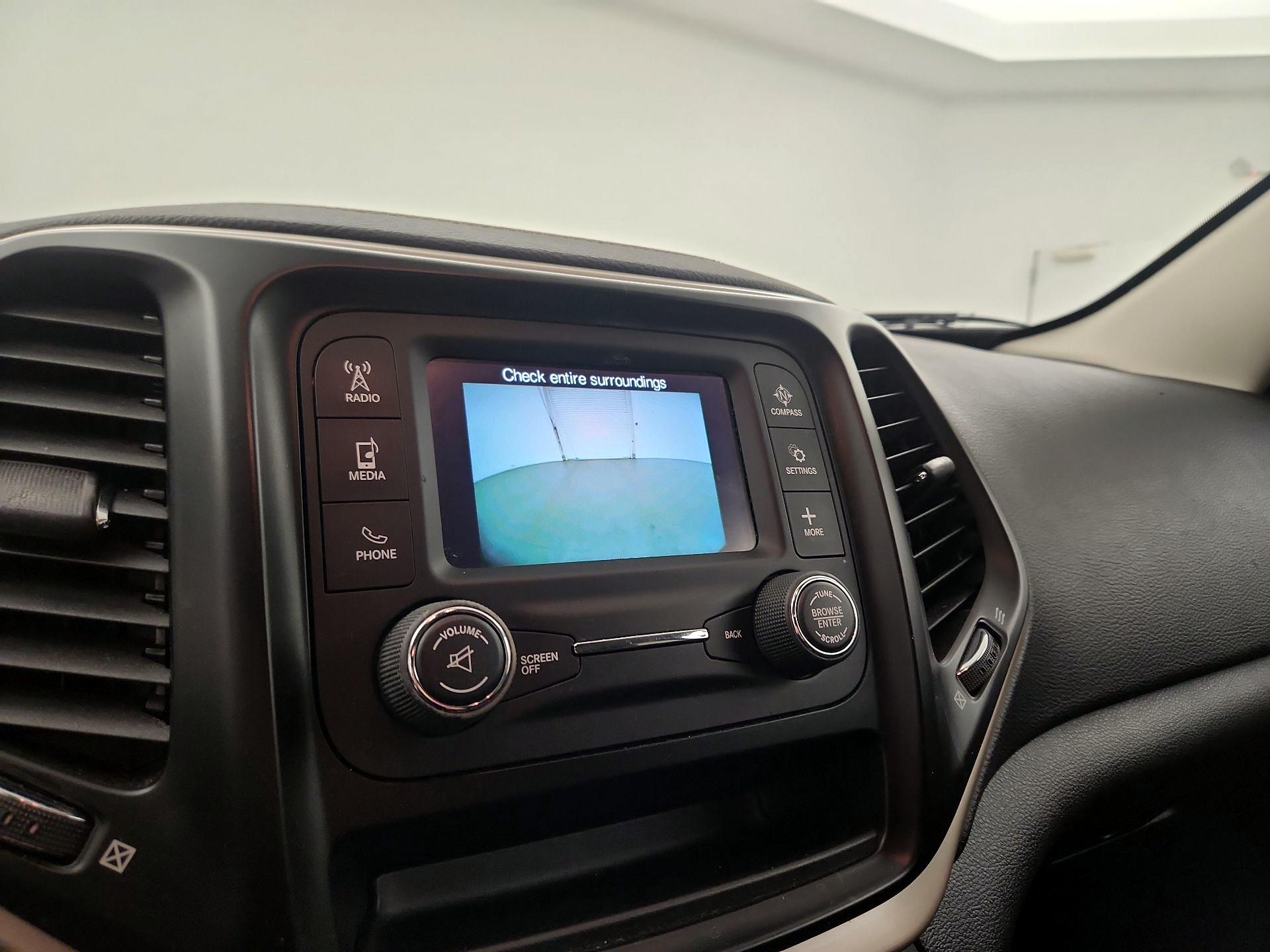 Thumbnail: 2018 Jeep Cherokee - 12