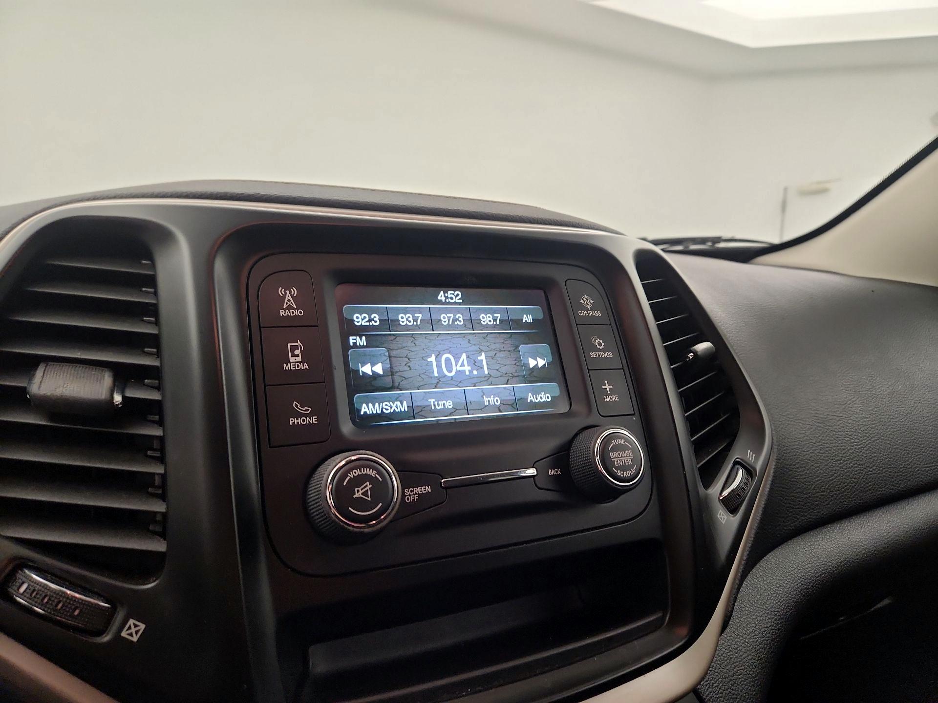 Thumbnail: 2018 Jeep Cherokee - 13