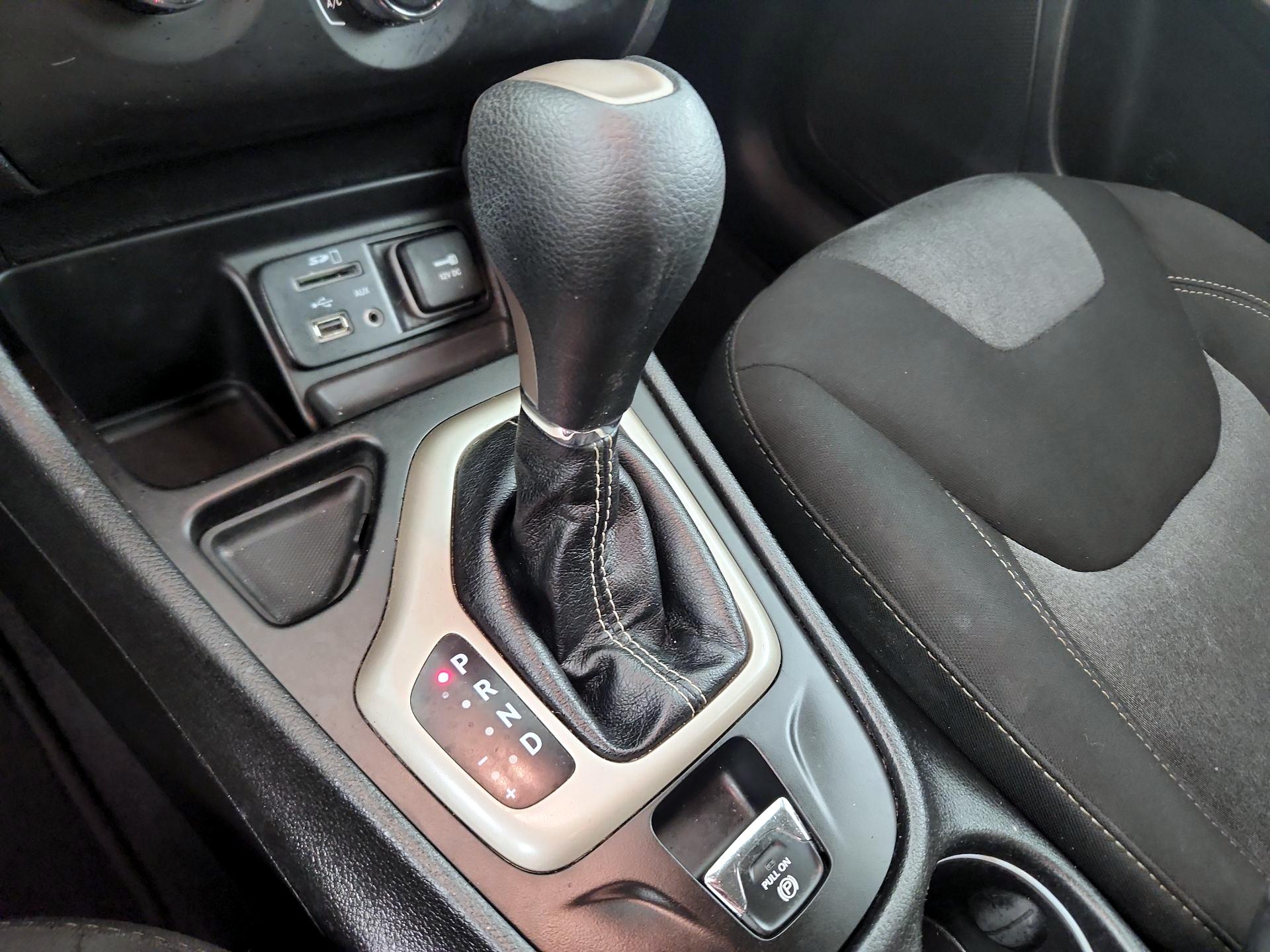 Thumbnail: 2018 Jeep Cherokee - 15