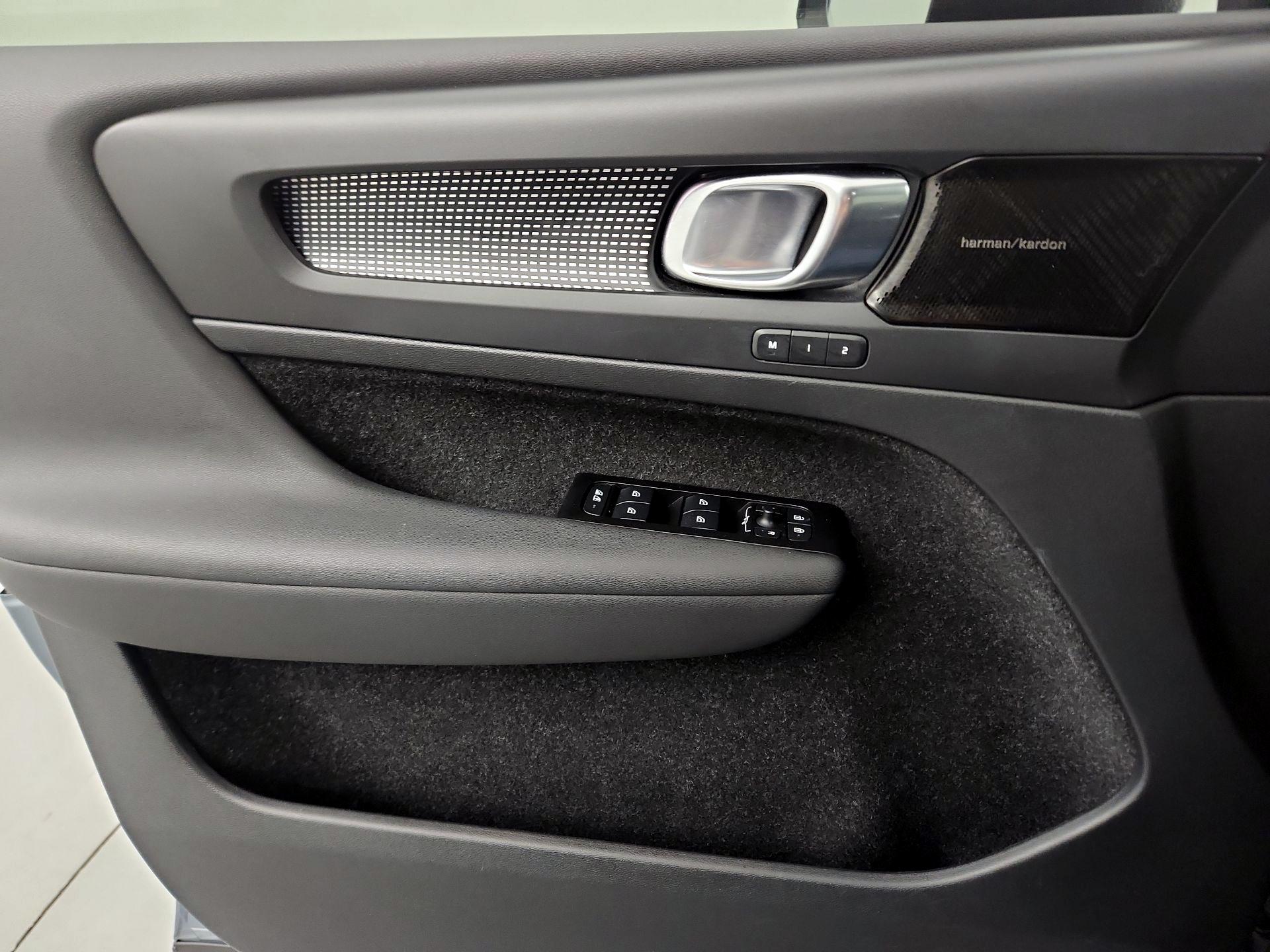 Thumbnail: 2021 Volvo XC40 - 10